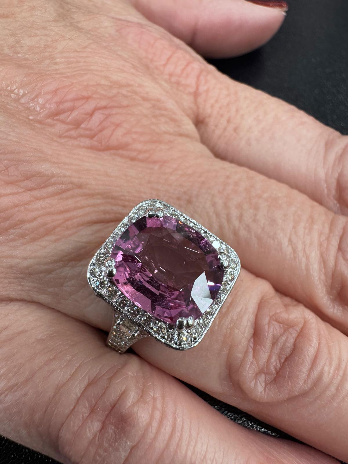 6,30 Karat Pinker Turmalin & Diamant Ring (Kissenschliff) im Angebot