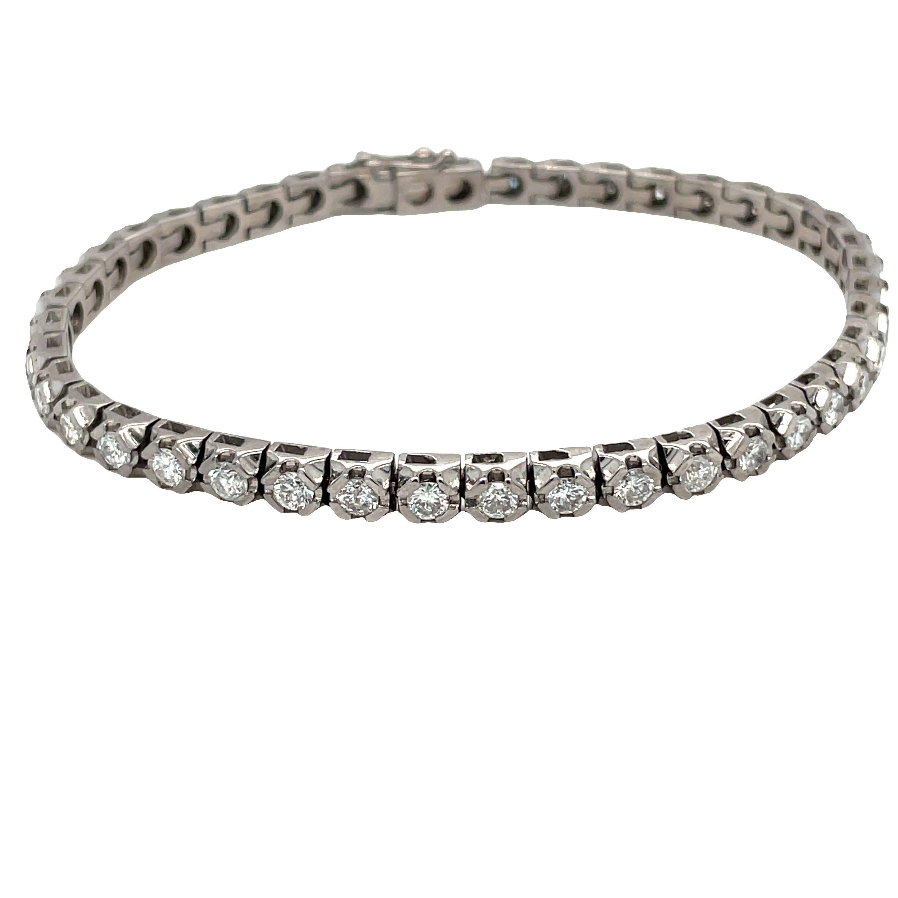Ce charmant bracelet de tennis en diamants est aussi éblouissant que sophistiqué. Fabriqué en or blanc 18 carats, ce magnifique bracelet est orné de 42 diamants brillants, chacun délicatement serti dans une monture à 4 griffes carrées. Les diamants