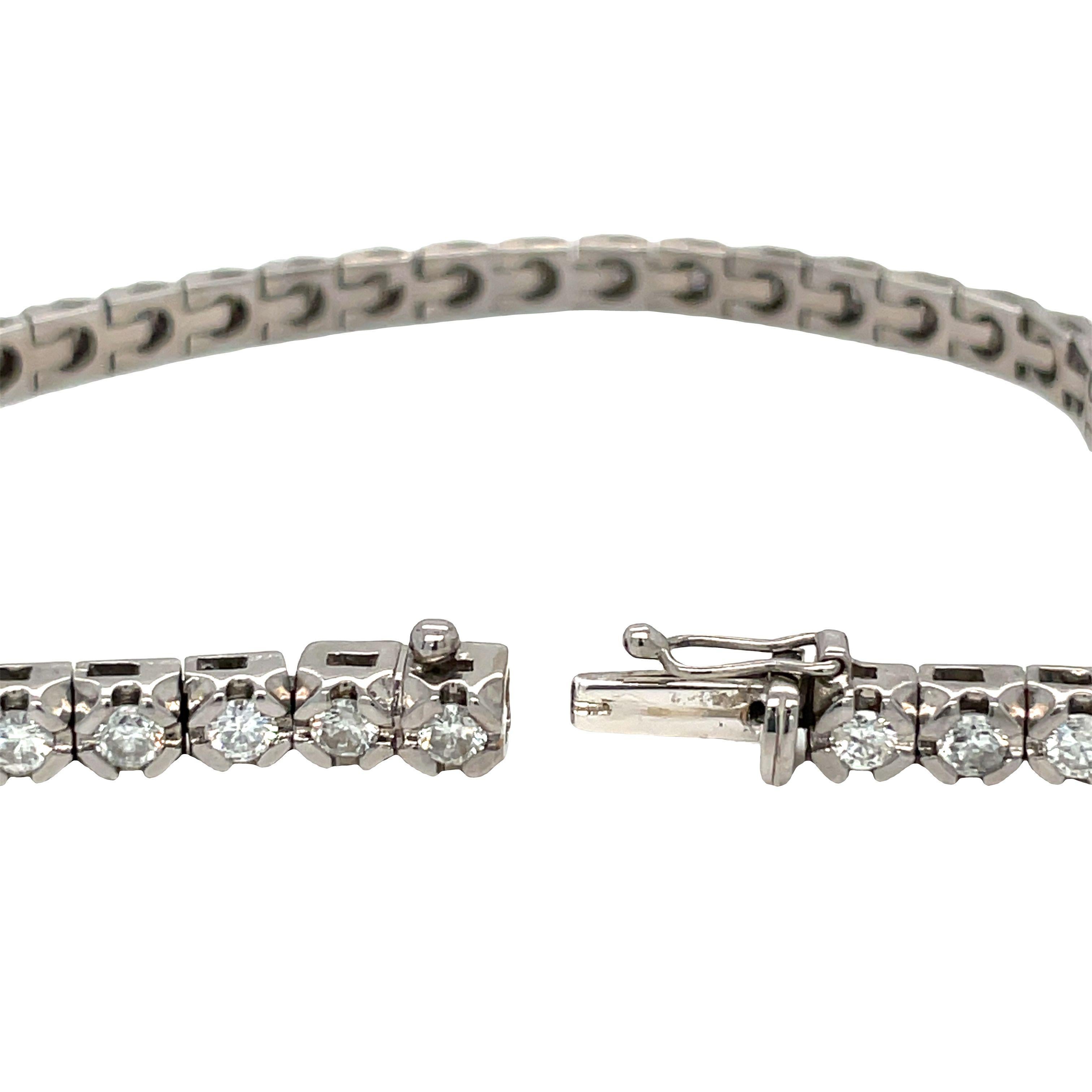 Bracelet tennis ligne en or blanc 18 carats avec diamants ronds de 6,30 carats Excellent état - En vente à beverly hills, CA