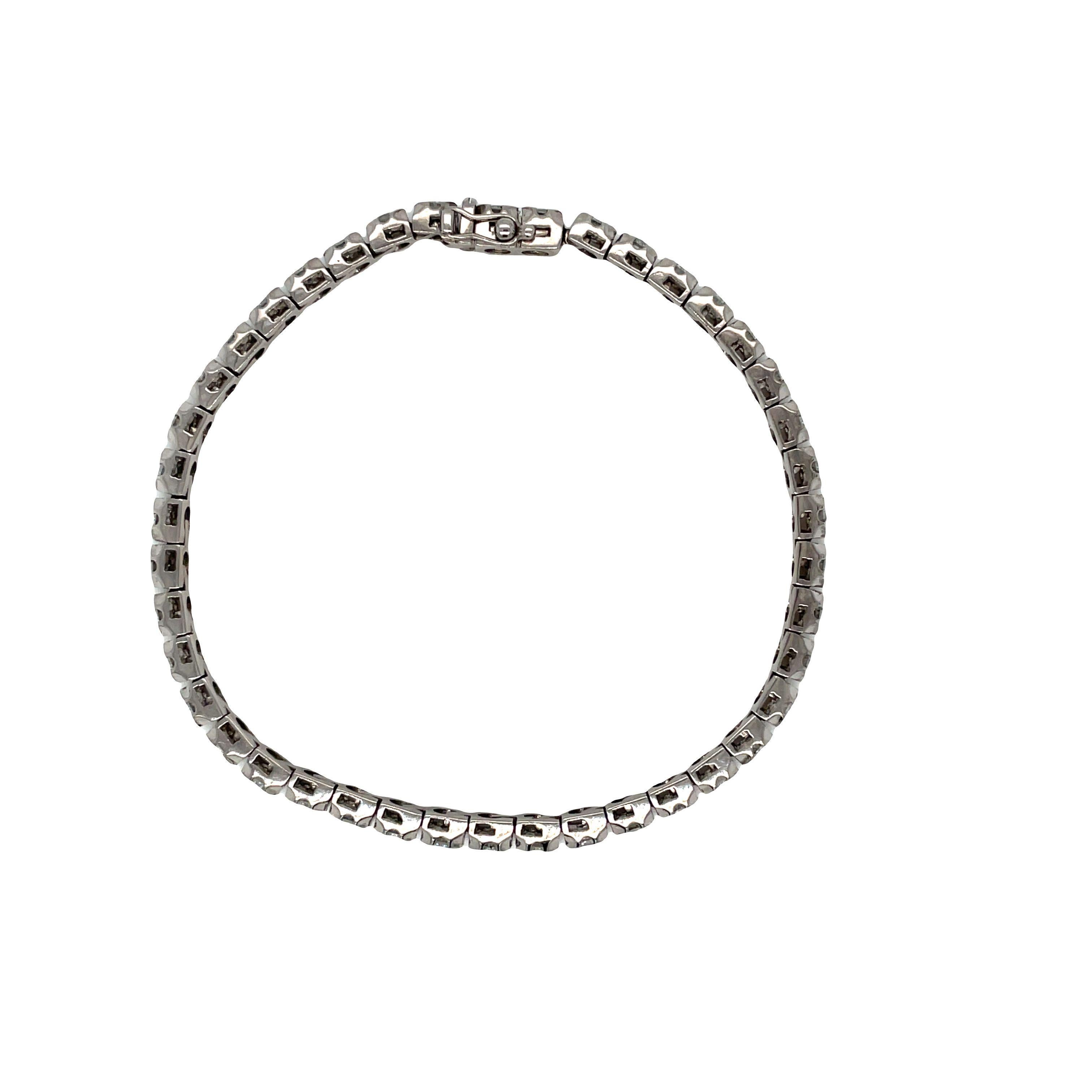 Bracelet tennis ligne en or blanc 18 carats avec diamants ronds de 6,30 carats en vente 1