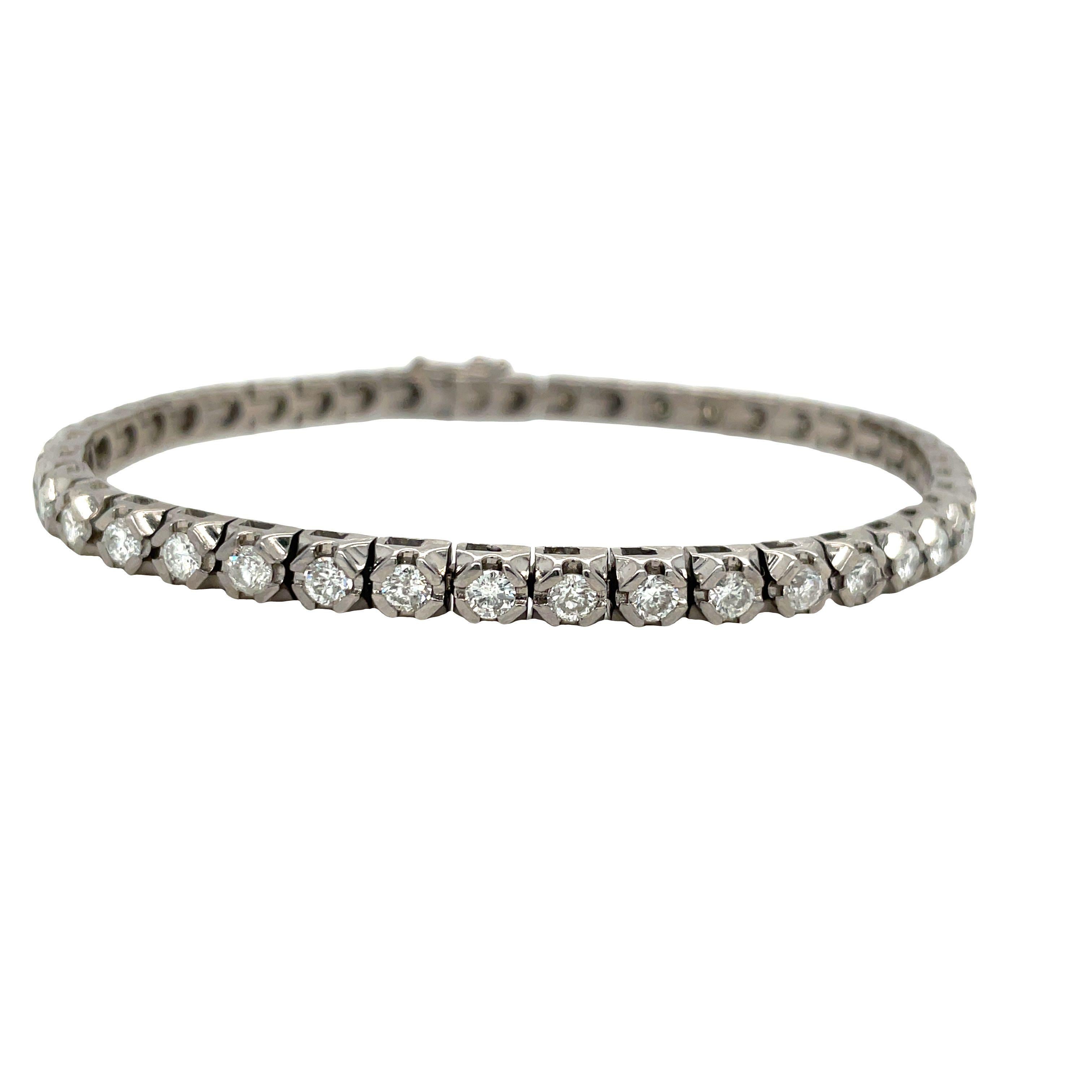 Bracelet tennis ligne en or blanc 18 carats avec diamants ronds de 6,30 carats en vente 2