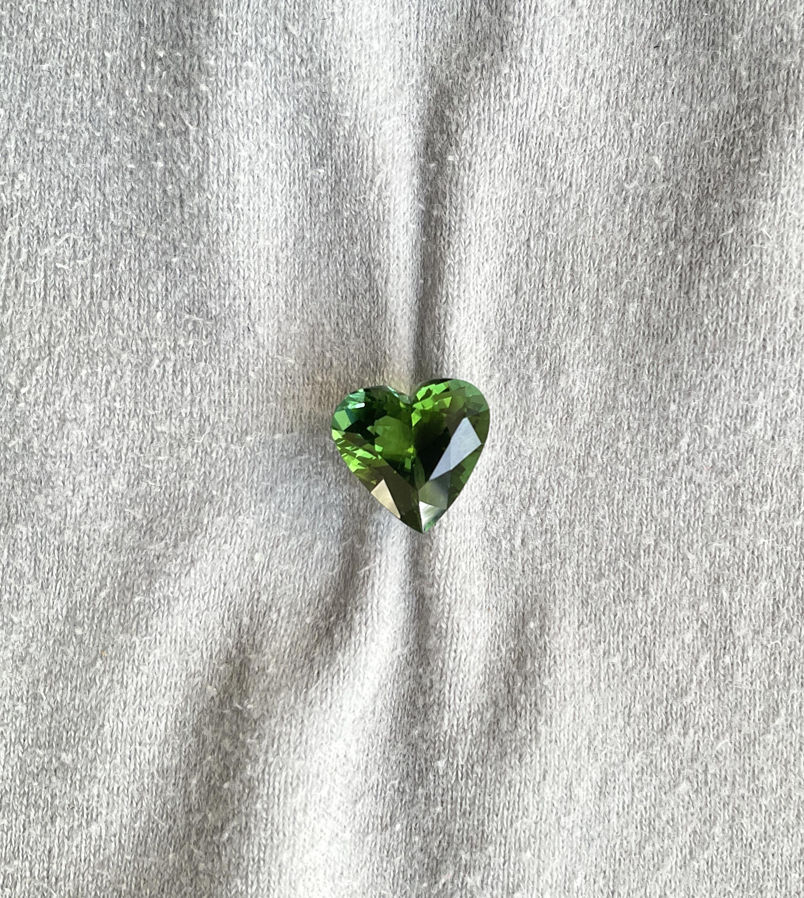 6.30 Carats Green Tourmaline Heart Cut Stone Faceted Top Quality Natural Gem

Gemstone - Tourmaline
Weight - 6.30 carats
Size -  12.5x13x7.5 mm
Shape - Heart Cut Stone