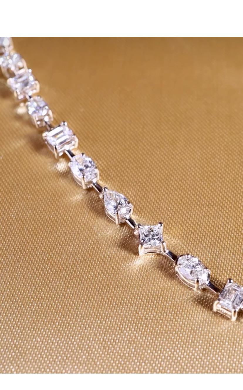 Una exquisita pulsera tenis de diamantes con un diseño contemporáneo, tan moderno como refinado, elaborada con especial atención a los detalles.
Eleva tu belleza atemporal y añade un toque de sofisticación a tu look.
Impresionante pulsera de oro de