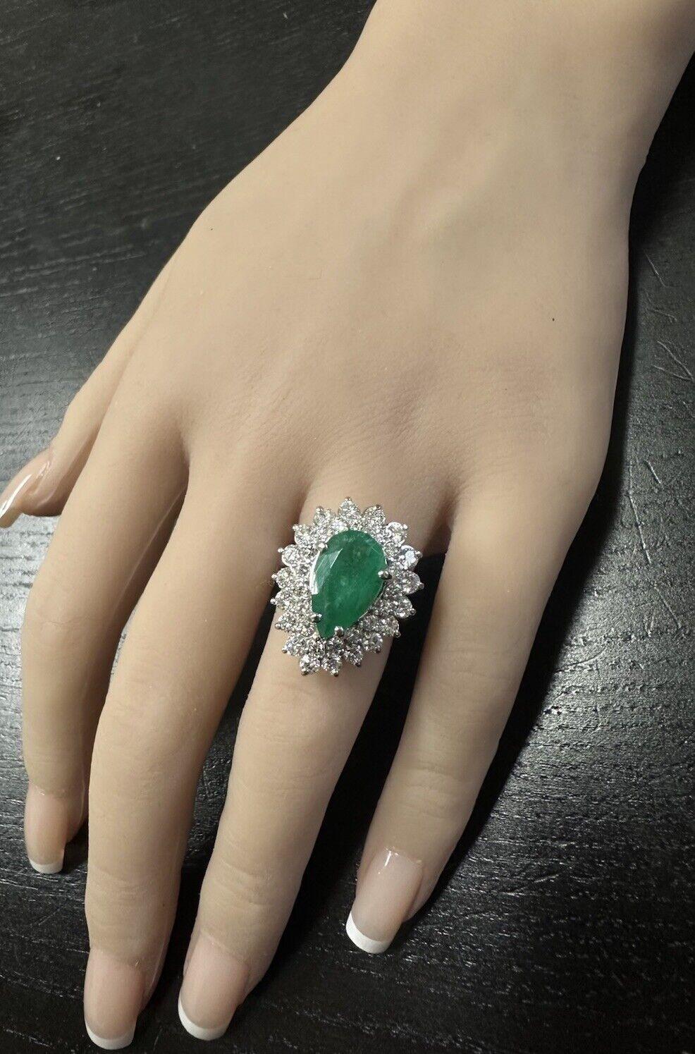 Women's 6.30 Carats Natural Emerald and Diamond 14K Solid White Gold Ring For Sale
