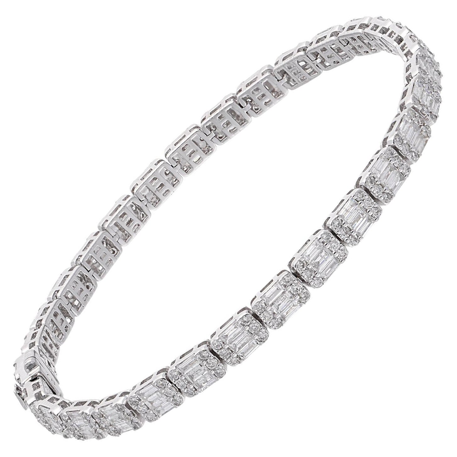 Artikel-Code :- SEBR-42226 (14K)
Bruttogewicht :- 13.56 gm
14k Massiv Weißgold Wt. :- 12,30 gm
Natürlicher Diamant Gewicht :- 6.30 Ct. ( DURCHSCHNITTLICHE DIAMANT-REINHEIT SI1-SI2 & FARBE H-I )
Armband Länge :- 7 Zoll lang

✦