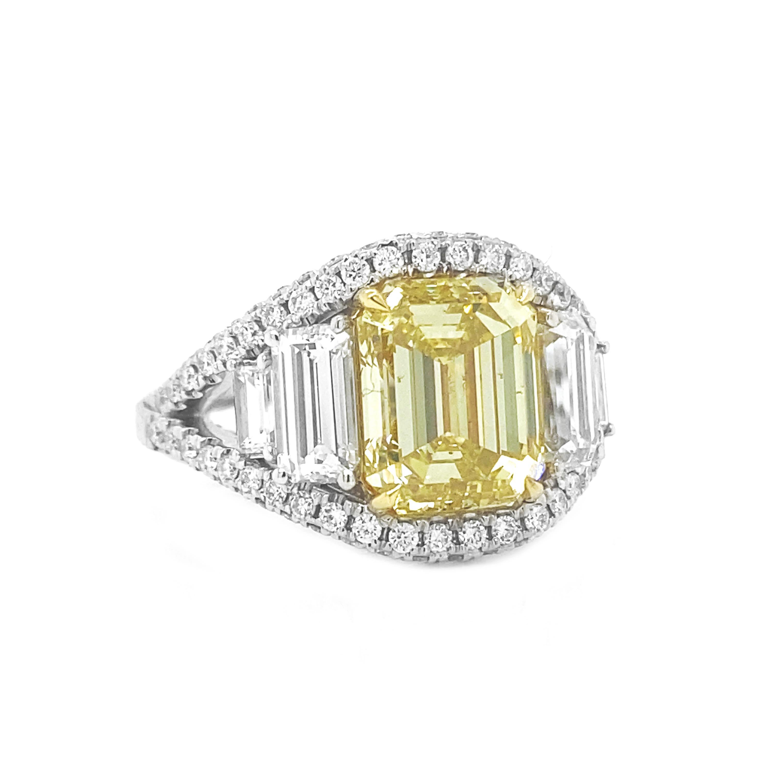 Exquisite 6,30 Karat Gesamtgewicht Natural Fancy Yellow Emerald GIA zertifiziert Diamond Cluster Ring - 18KT Gold

Beschreibung:
Treten Sie ein in den Luxus mit unserem exquisiten 6,30 Karat Gesamtgewicht natürlichen Fancy Yellow Emerald GIA