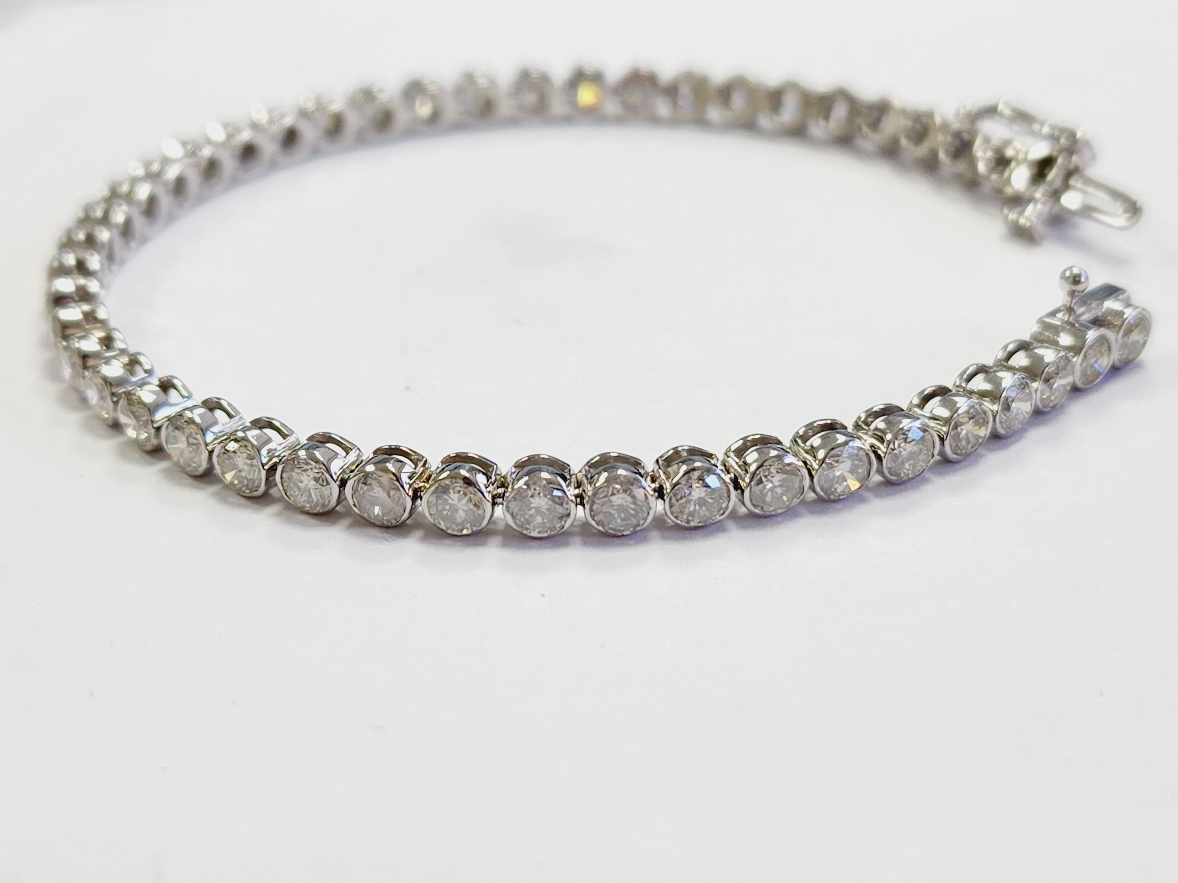 Magnifique bracelet tennis serti d'un tube en diamant, diamants de taille ronde et brillante. Polies en or 14 carats, les pierres sont fixées à l'aide de bagues. Chaque pierre est sertie dans un style classique à quatre griffes pour une brillance