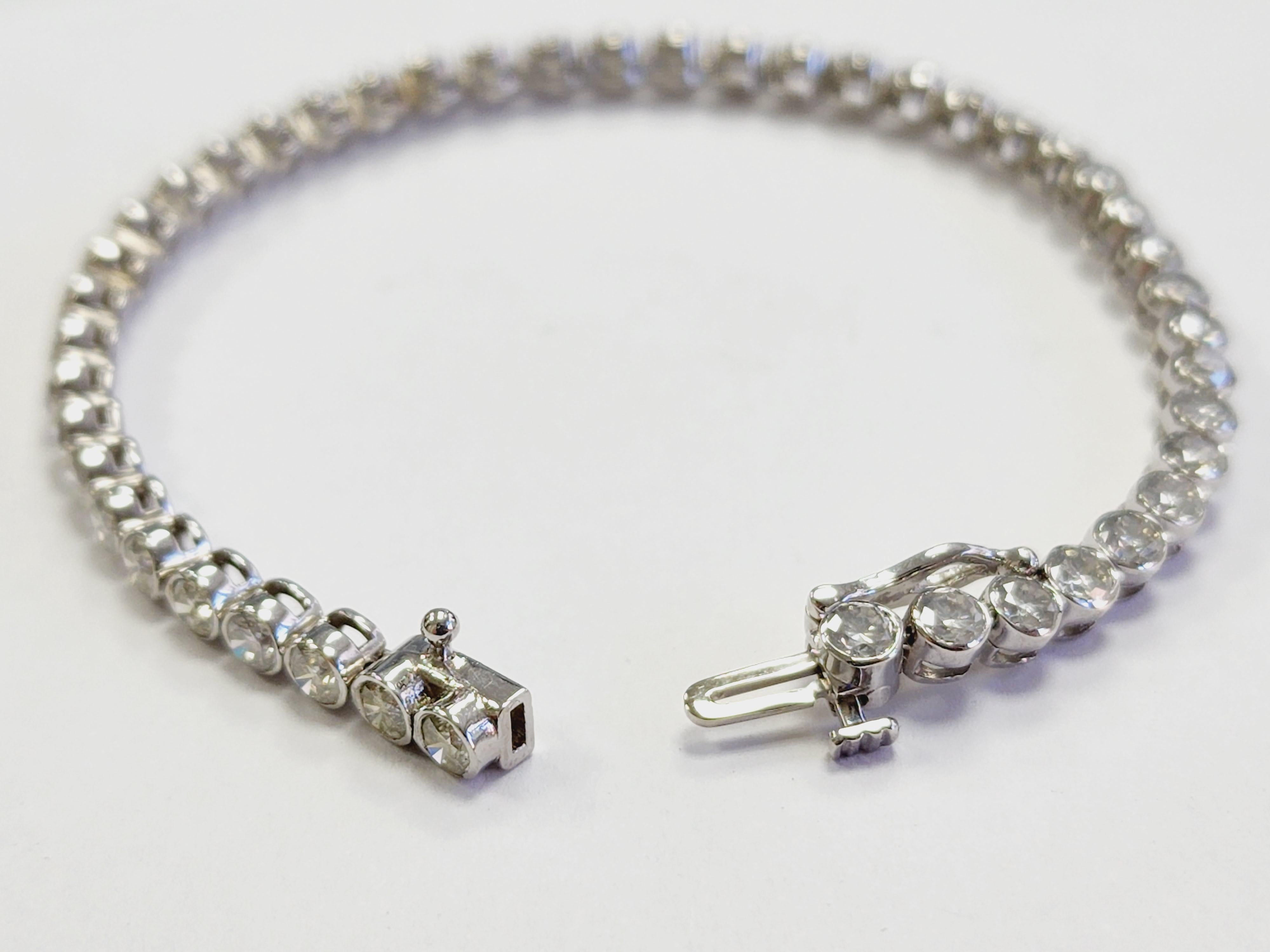 Taille ronde Bracelet tennis tube à lunette ronde de 6,30 Ctw en or blanc 14K