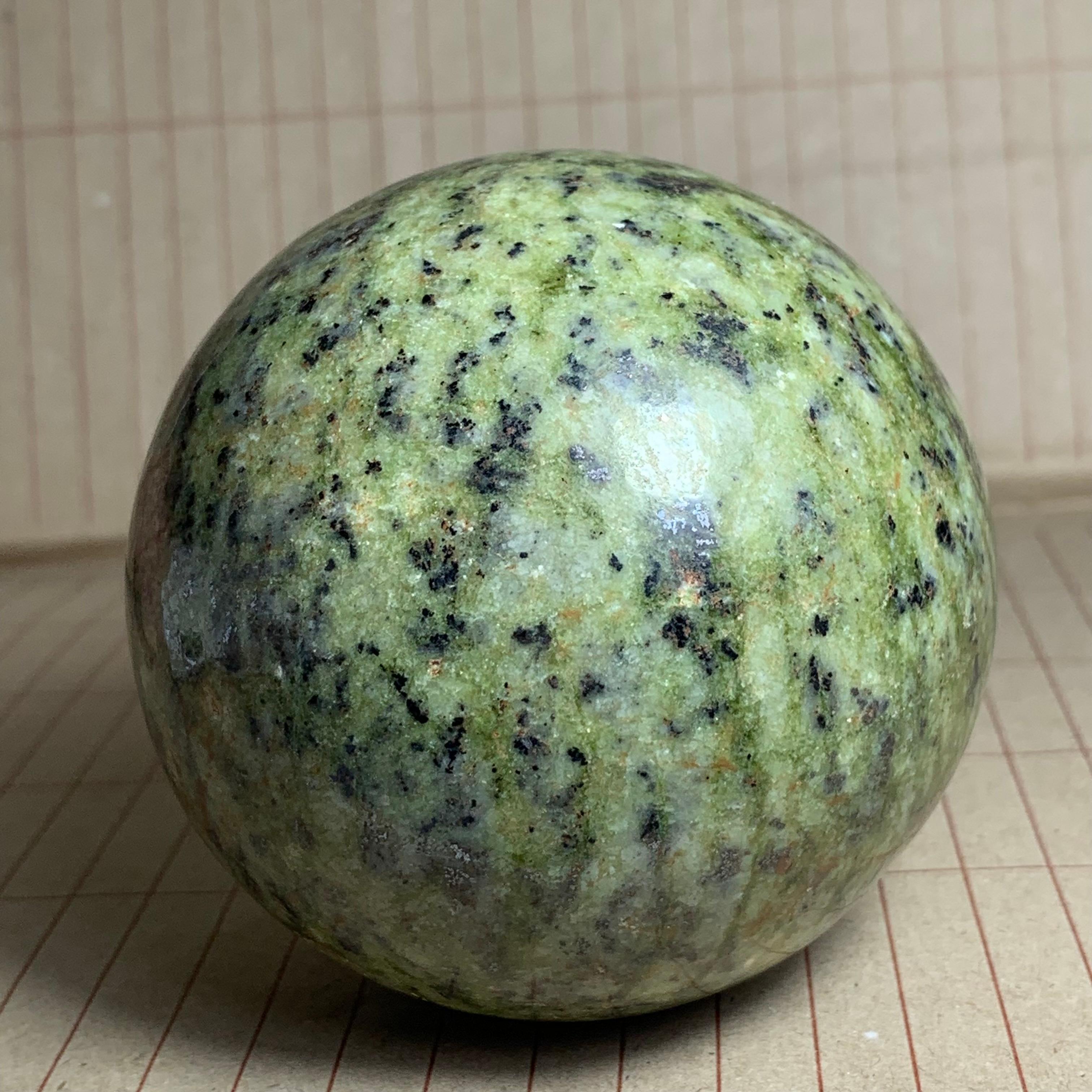 630 Gramos Hermosa Esfera Serpentina Verde en venta 4