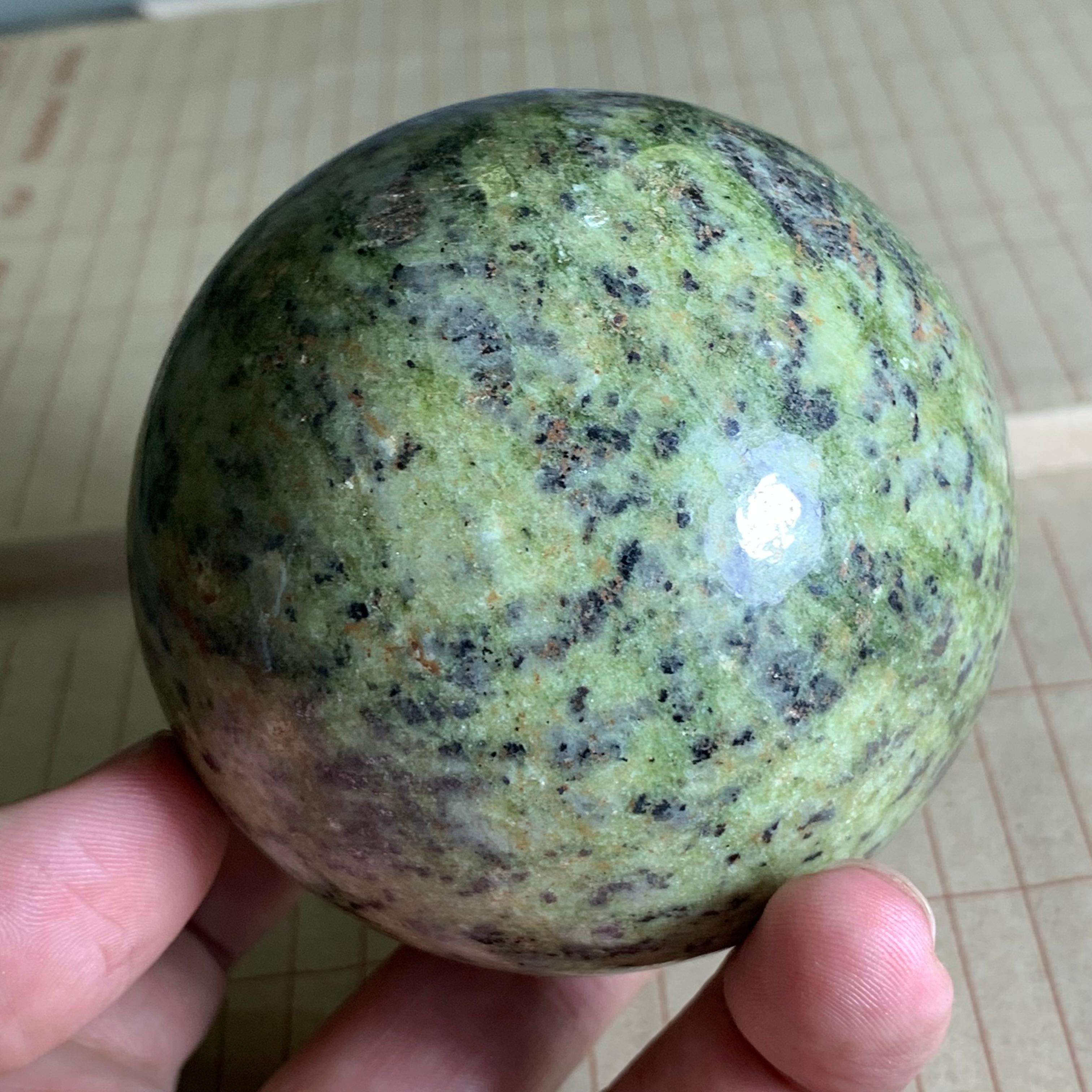 630 Gramos Hermosa Esfera Serpentina Verde Estilo Adán en venta