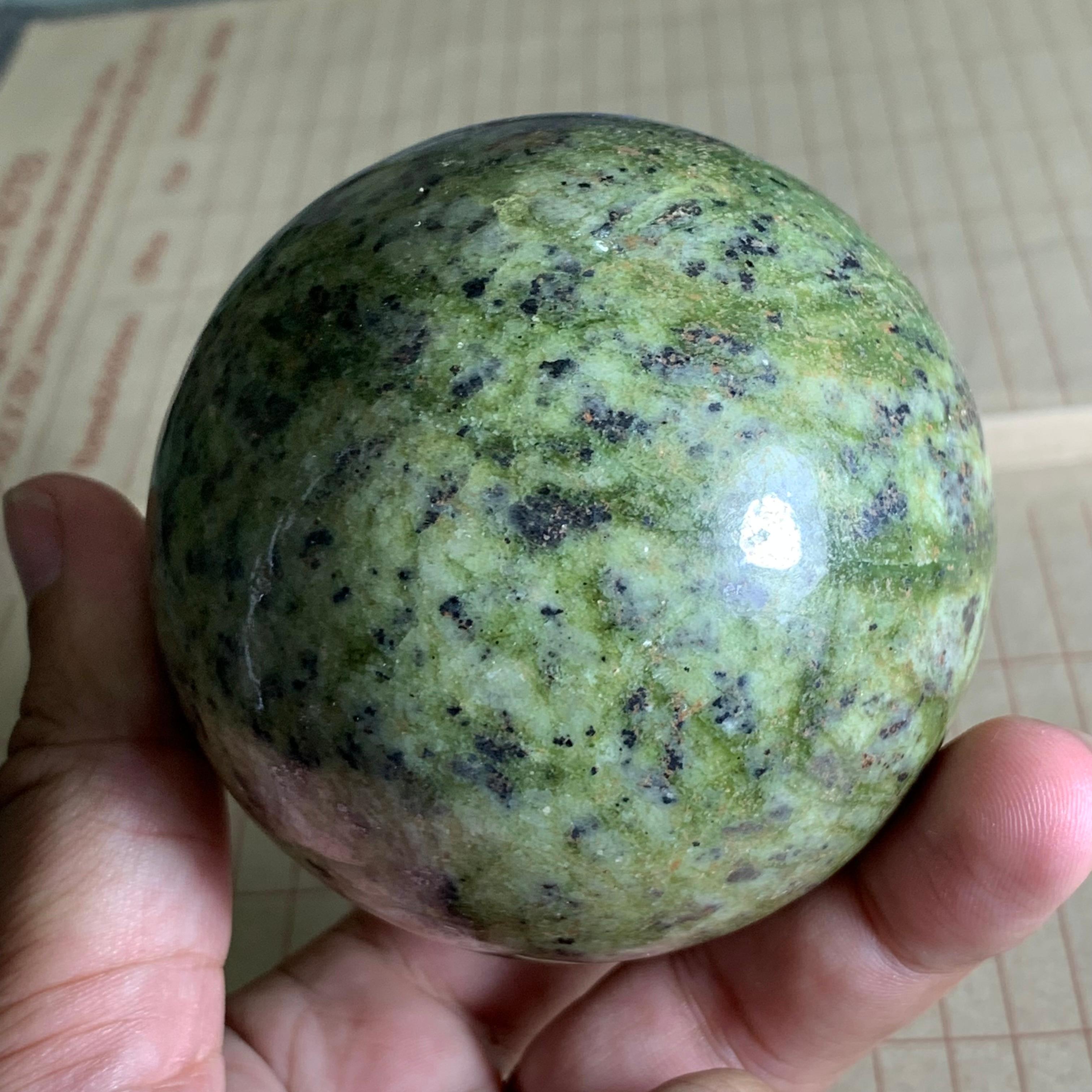 630 Gramos Hermosa Esfera Serpentina Verde Pakistaní en venta