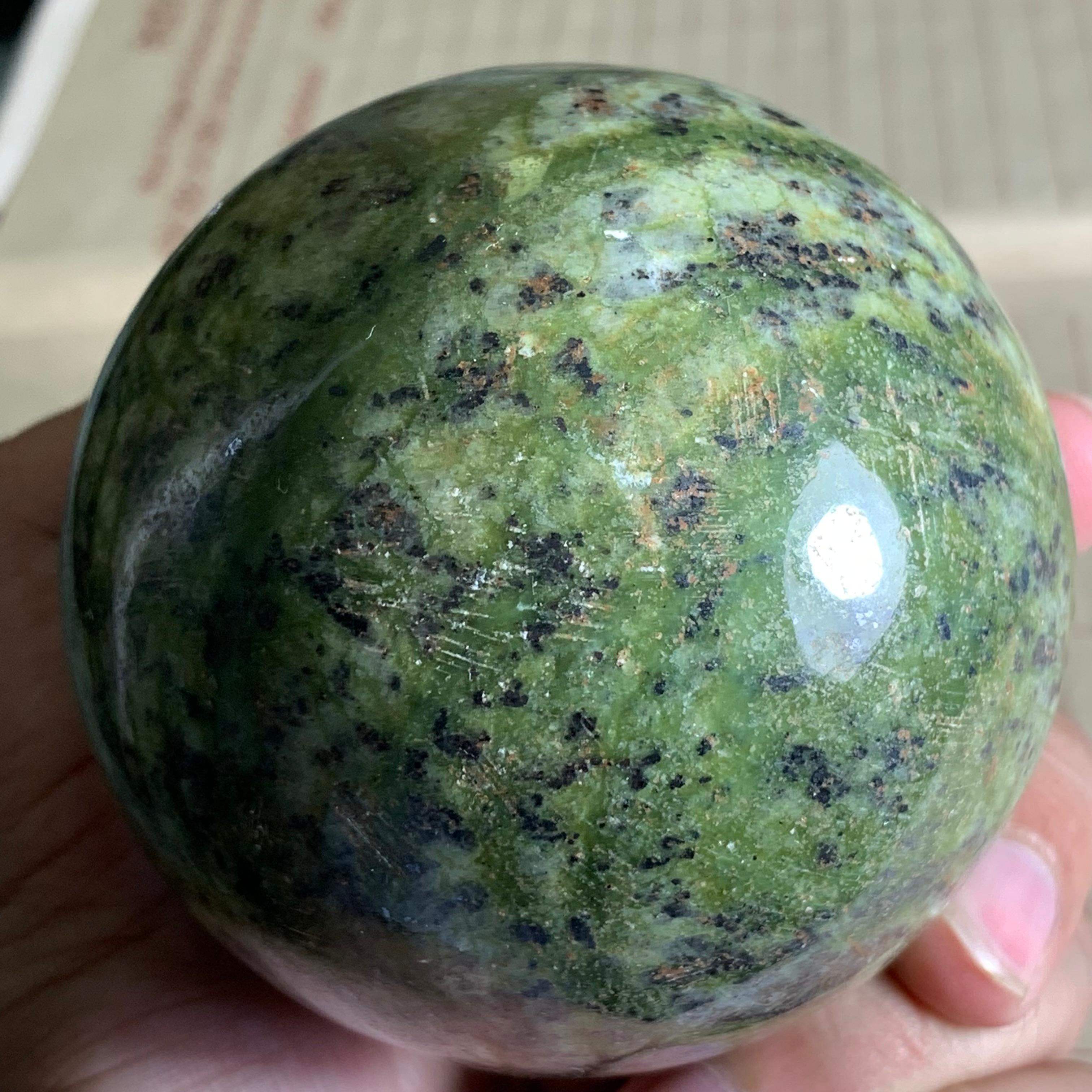 630 Gramos Hermosa Esfera Serpentina Verde Siglo XXI y contemporáneo en venta