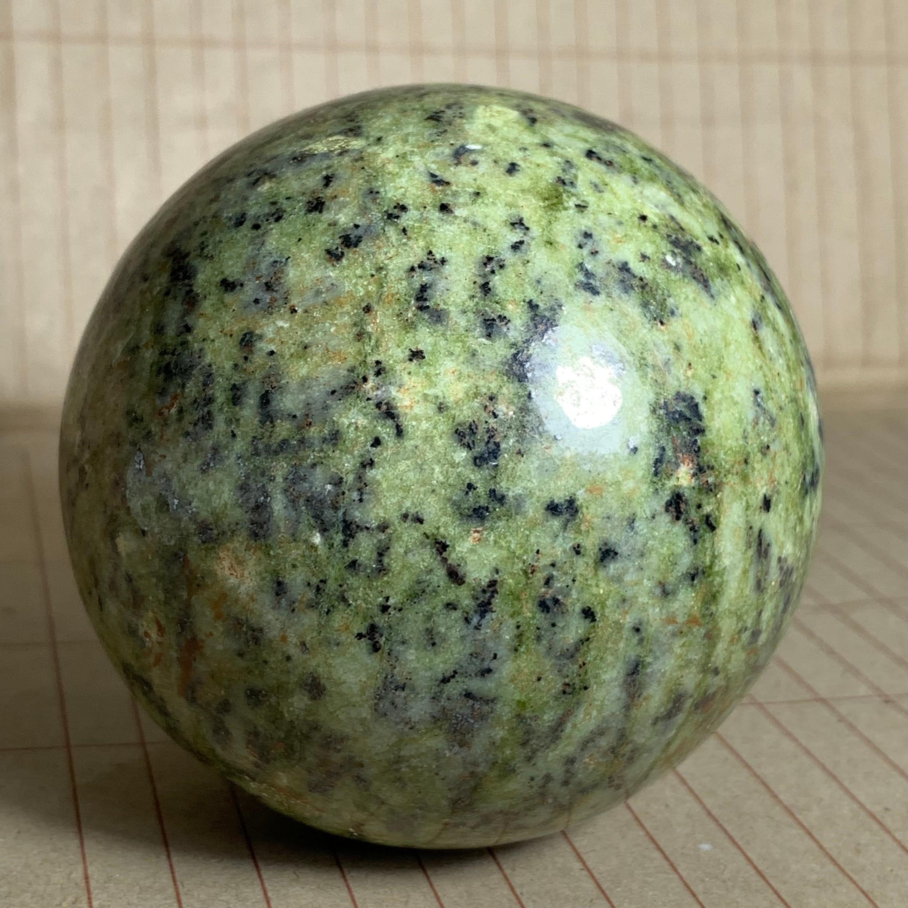 630 Gramos Hermosa Esfera Serpentina Verde en venta 1