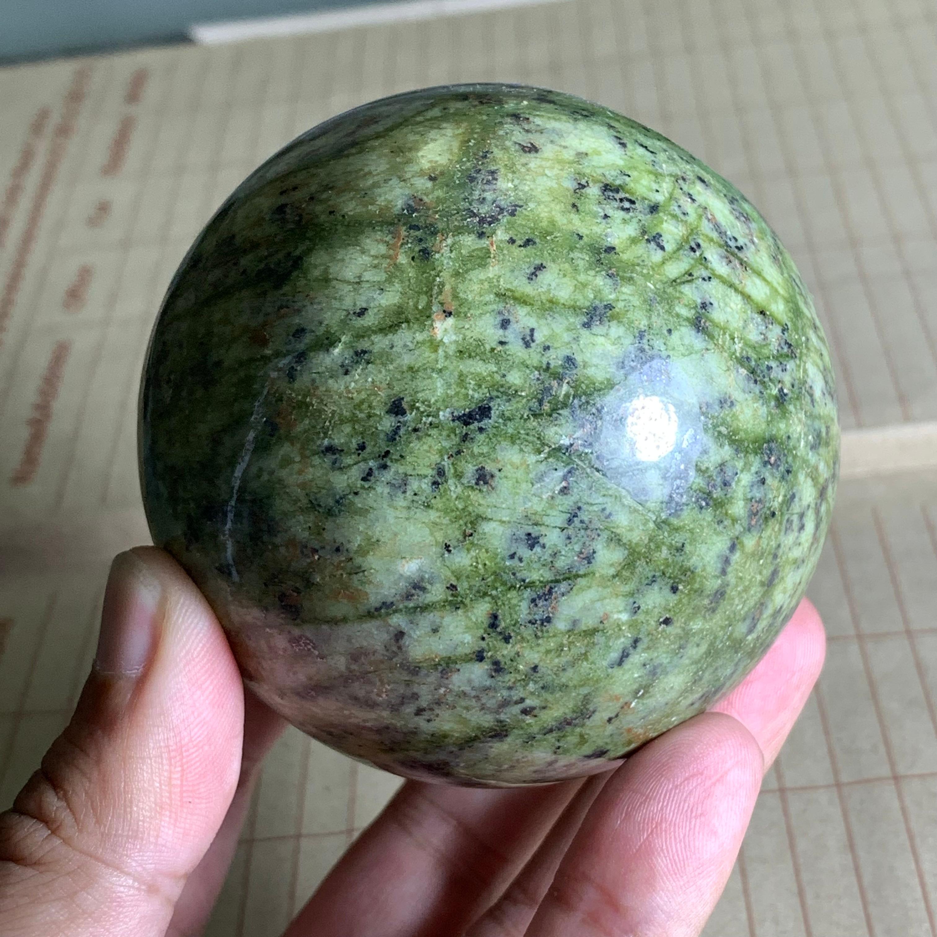 630 Gramos Hermosa Esfera Serpentina Verde en venta 2