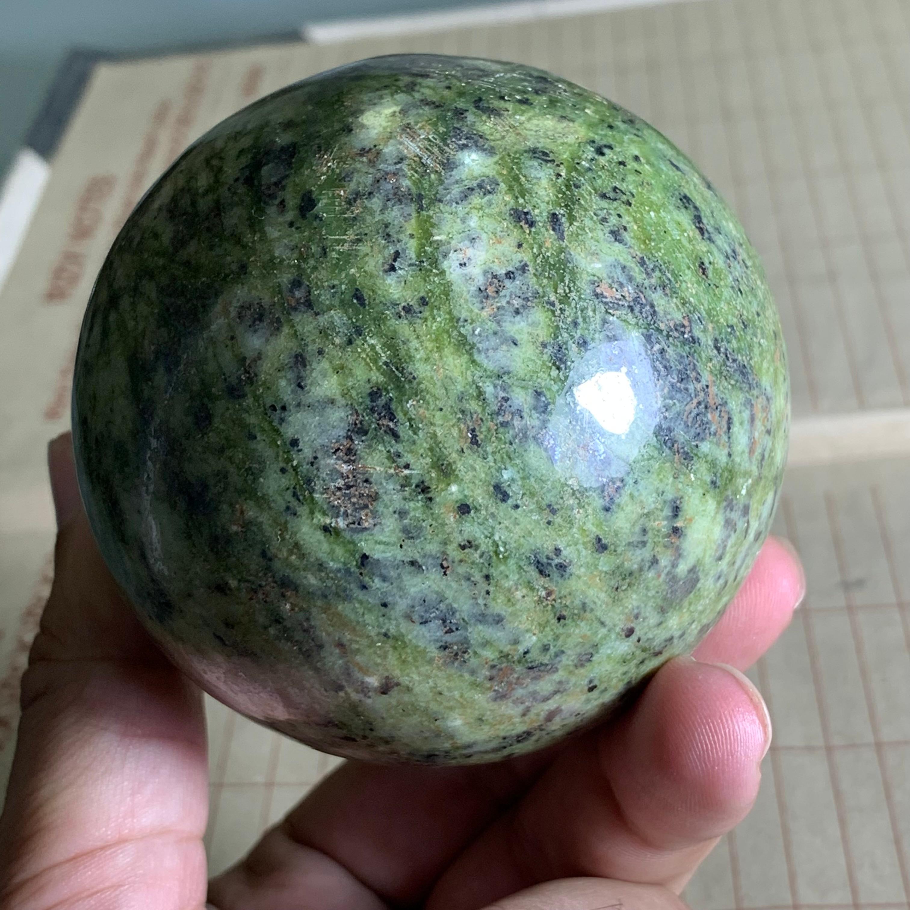 630 Gramos Hermosa Esfera Serpentina Verde en venta 3
