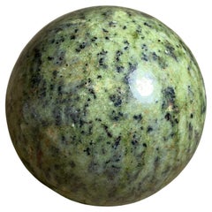 630 grammi di bella sfera di serpentino verde