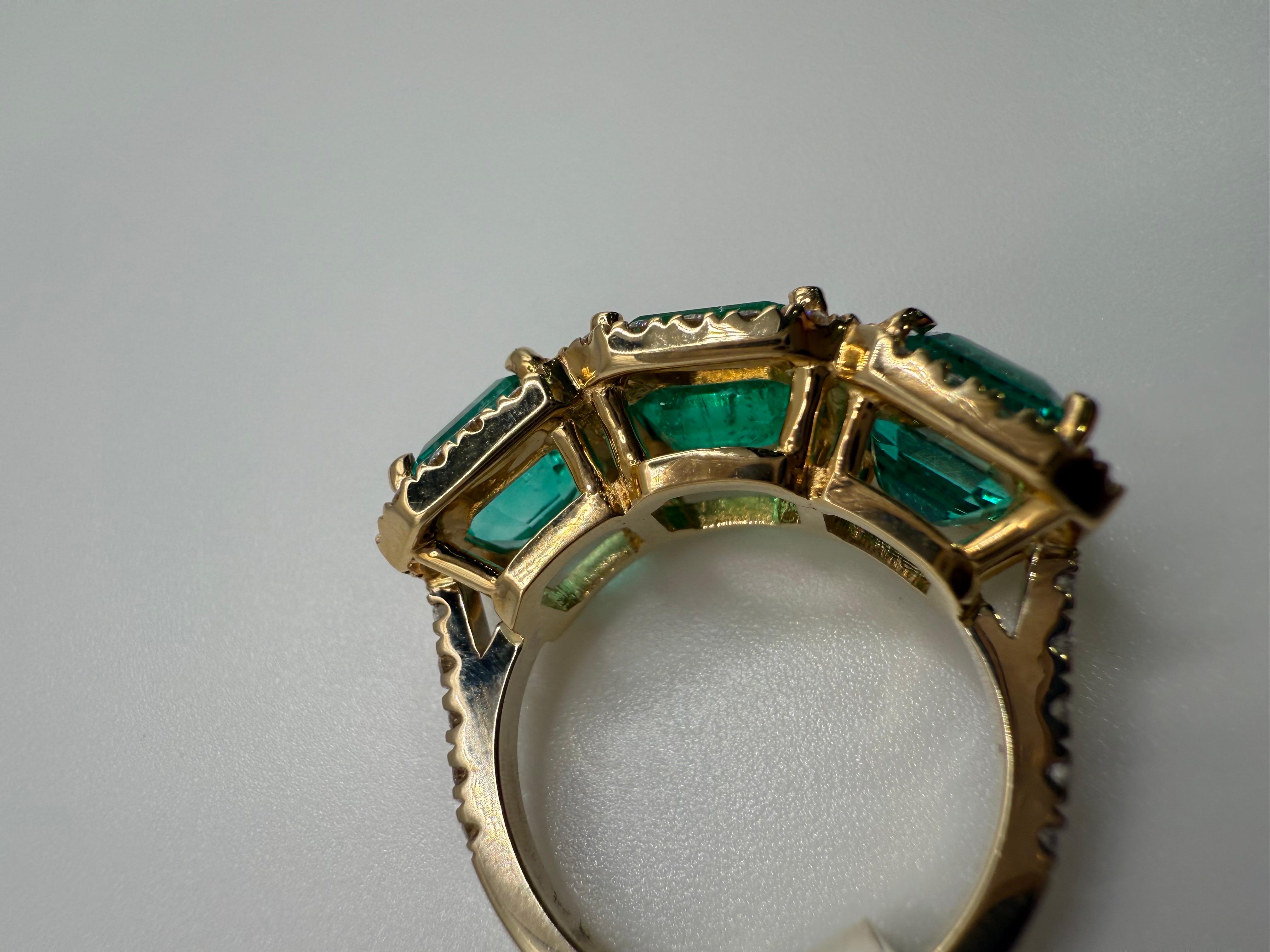 Anello con diamante smeraldo da 6,30 smeraldi in oro 18KT in vendita 5