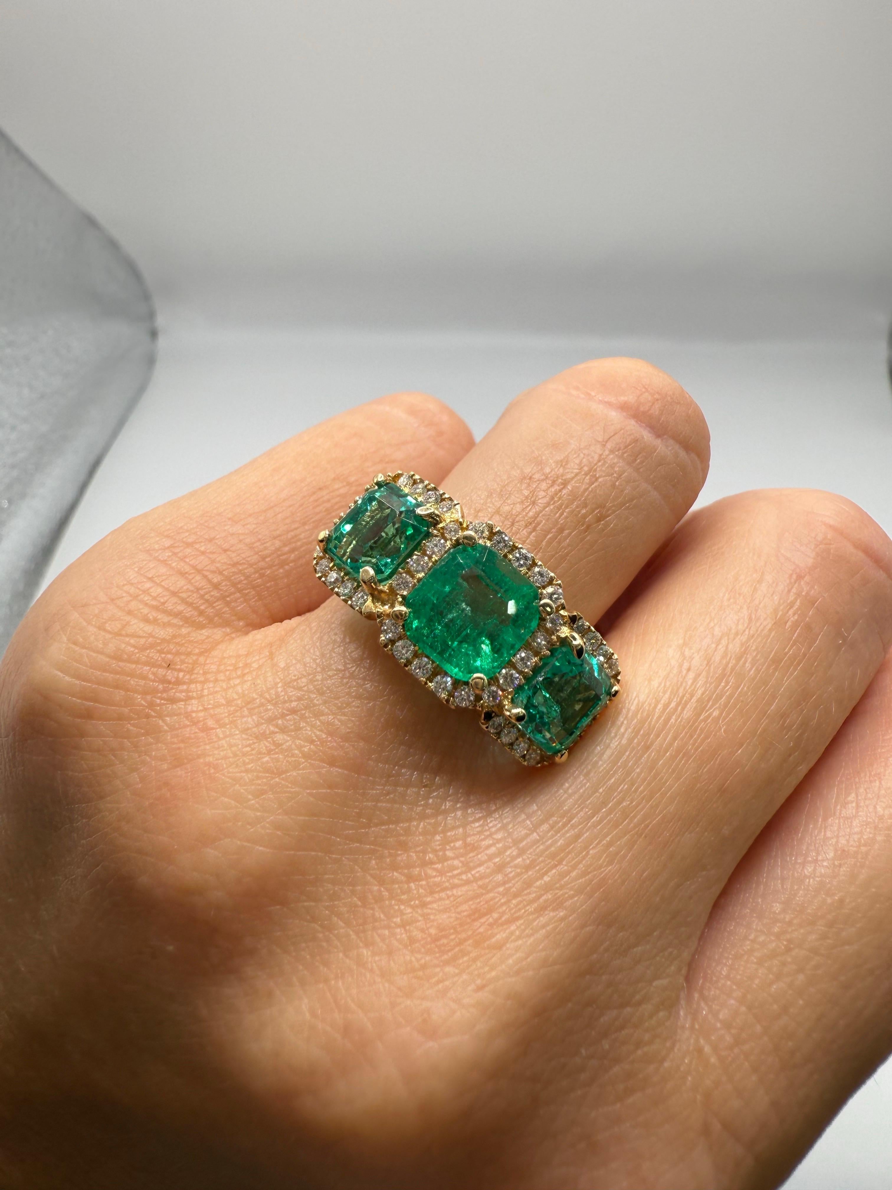 Anello con diamante smeraldo da 6,30 smeraldi in oro 18KT in vendita 6