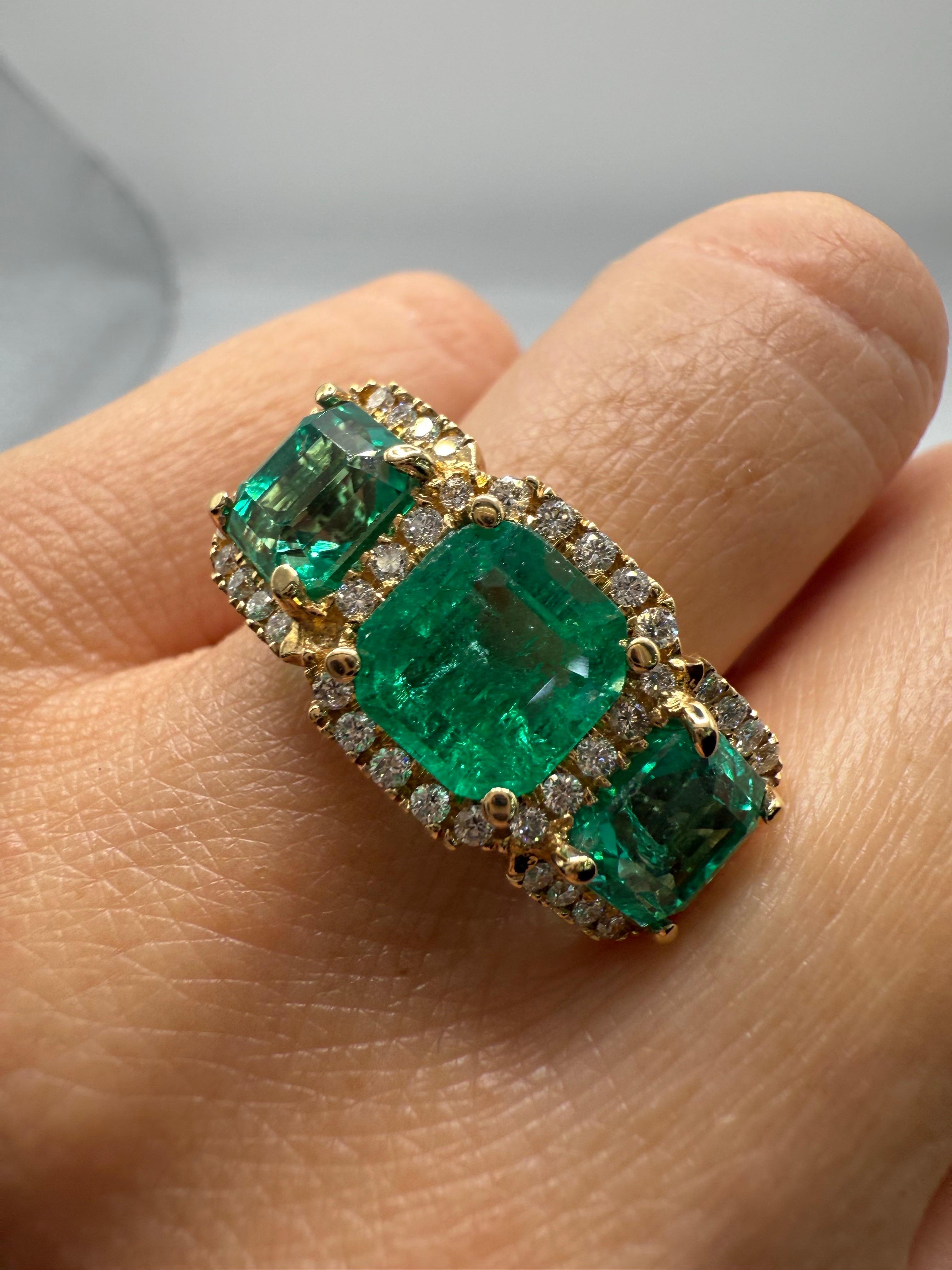 Anello con diamante smeraldo da 6,30 smeraldi in oro 18KT in vendita 7