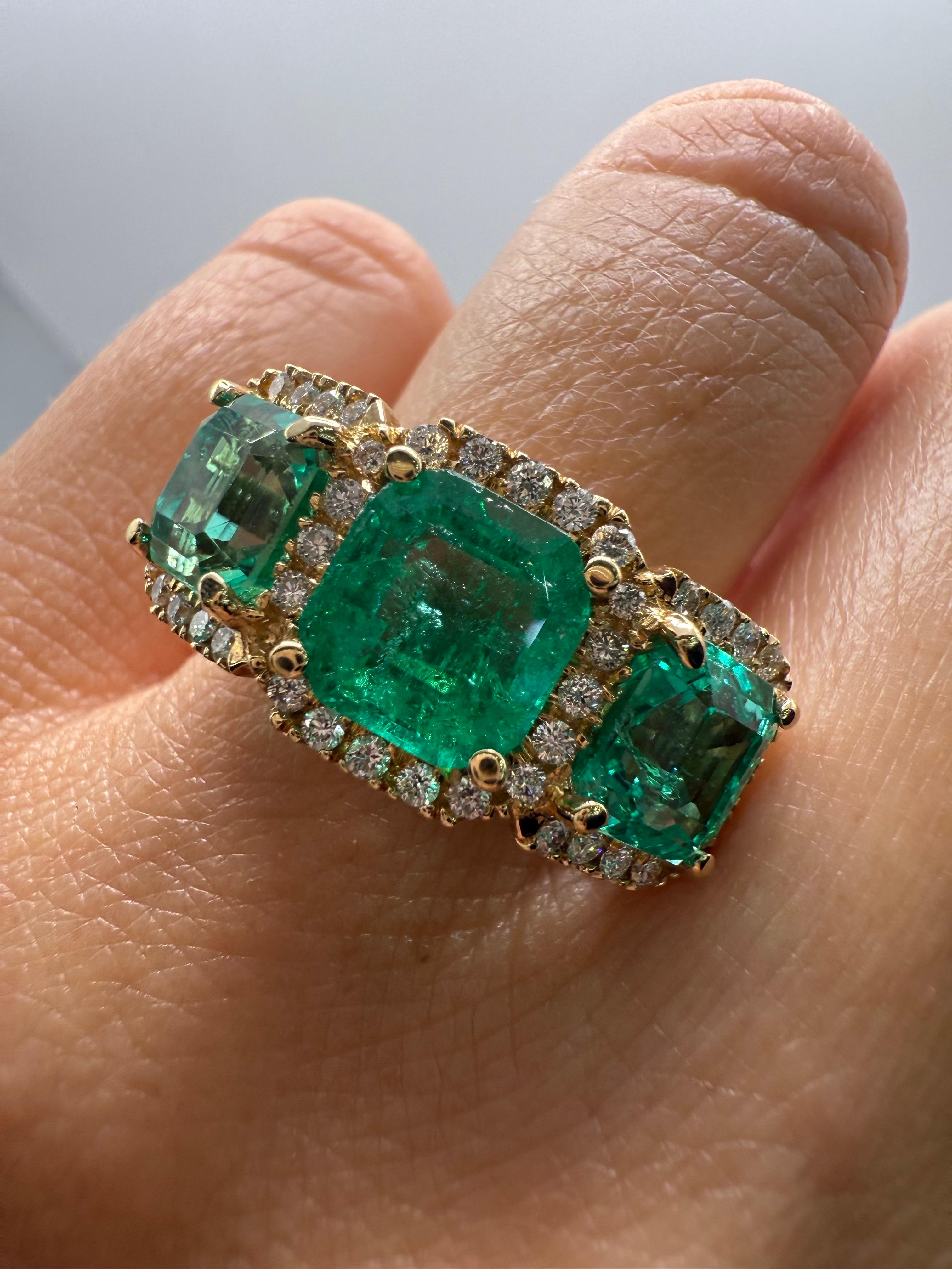 Il colore verde bluastro degli smeraldi pesa 6,30 carati, accompagnati da 0,70 carati di diamanti VS/F e realizzati in oro 18KT, un anello da cocktail straordinario!

**Tutti gli oggetti lasciano la nostra sede con un certificato a nome