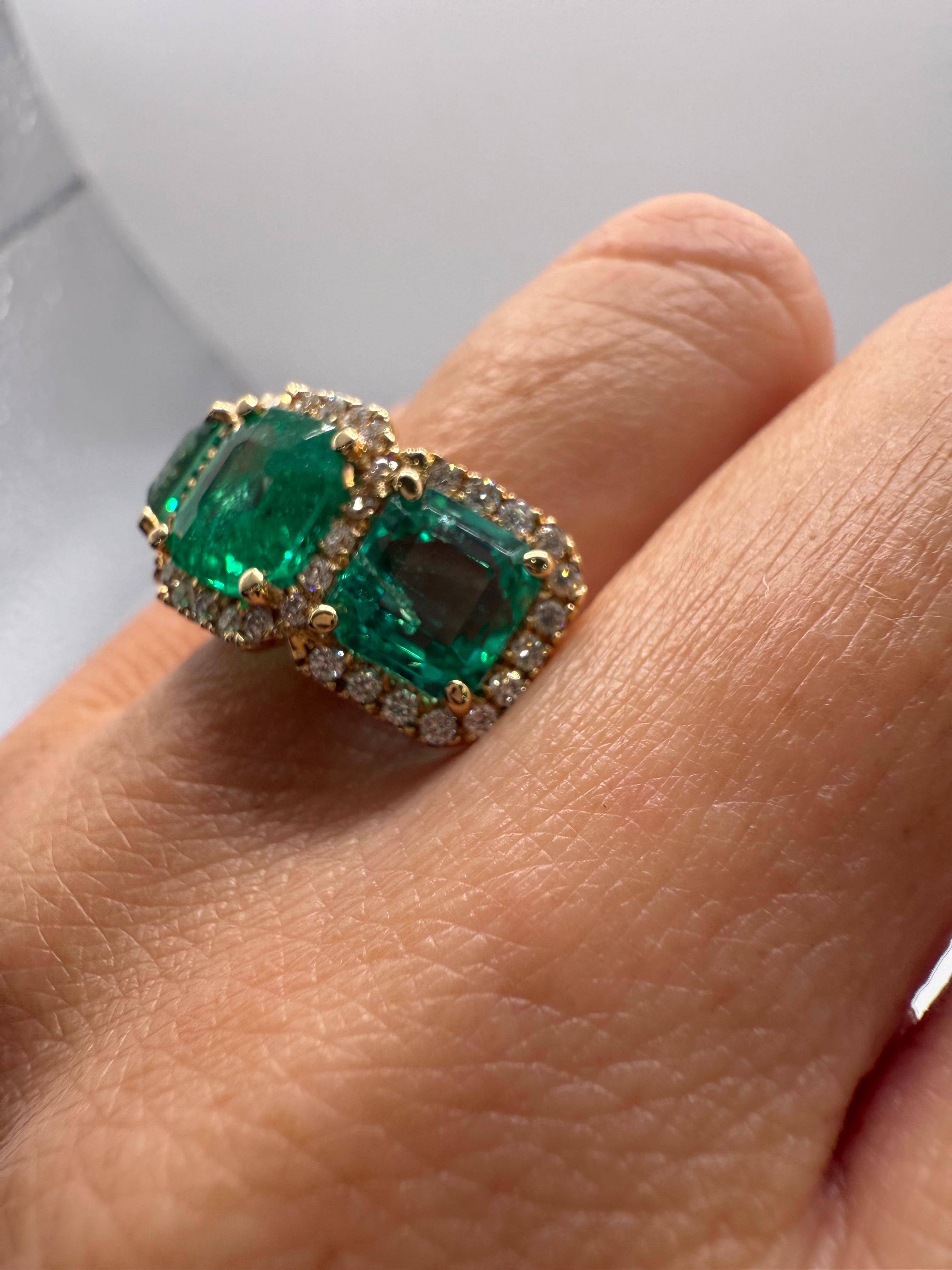 Taglio smeraldo Anello con diamante smeraldo da 6,30 smeraldi in oro 18KT in vendita