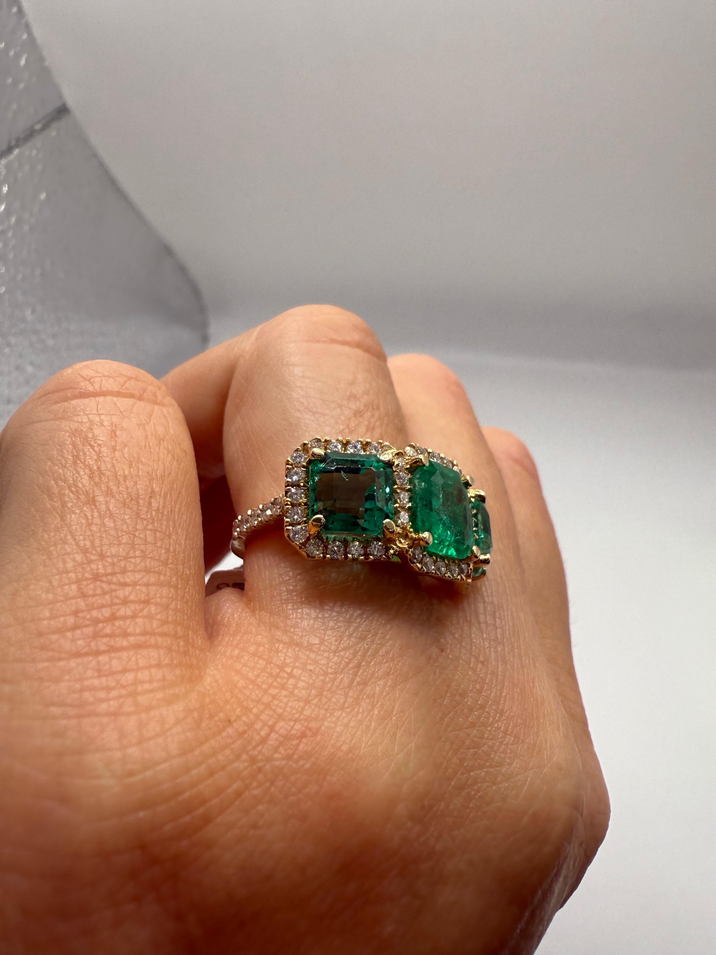 Anello con diamante smeraldo da 6,30 smeraldi in oro 18KT in vendita 1
