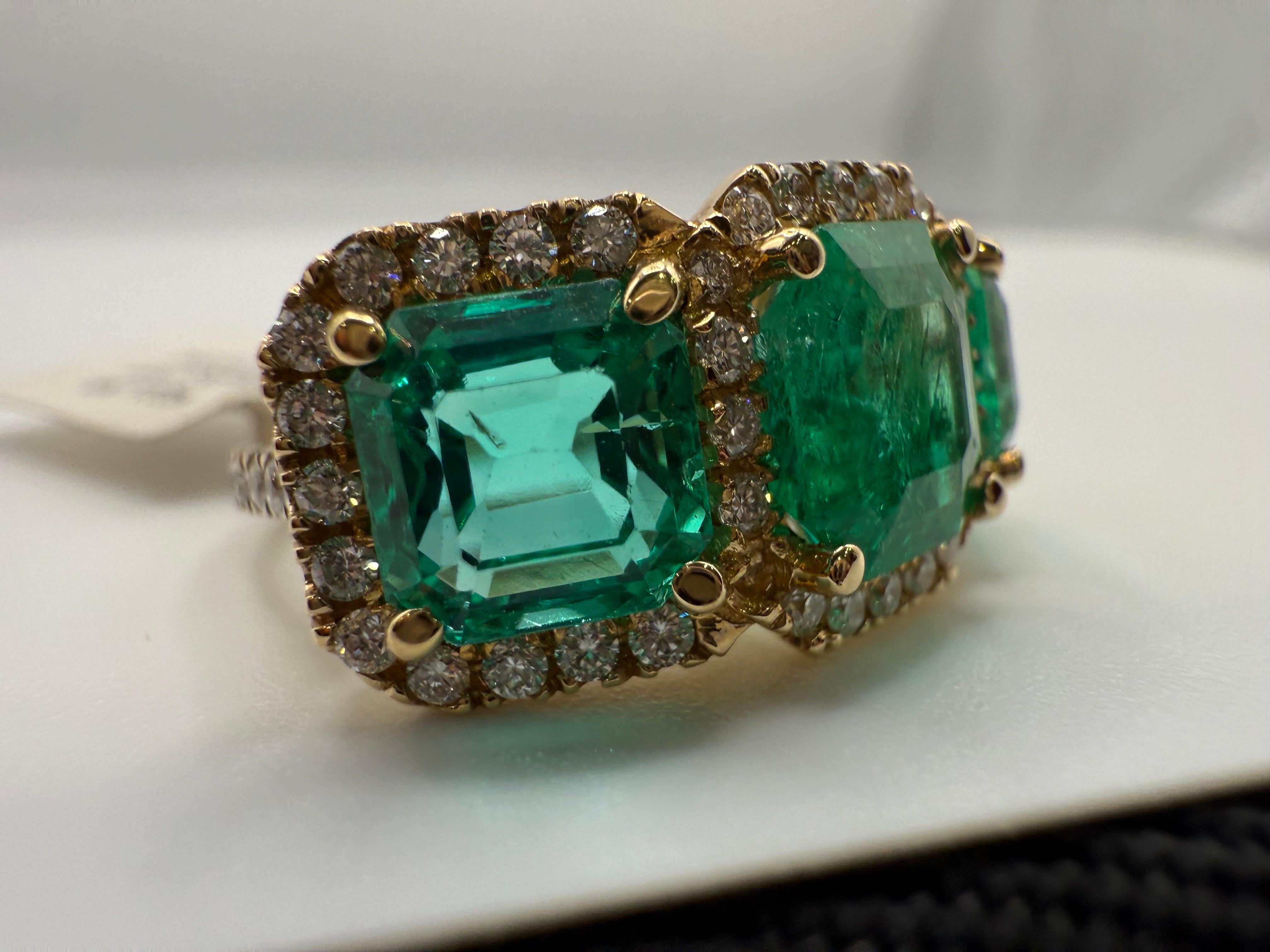 Anello con diamante smeraldo da 6,30 smeraldi in oro 18KT in vendita 2