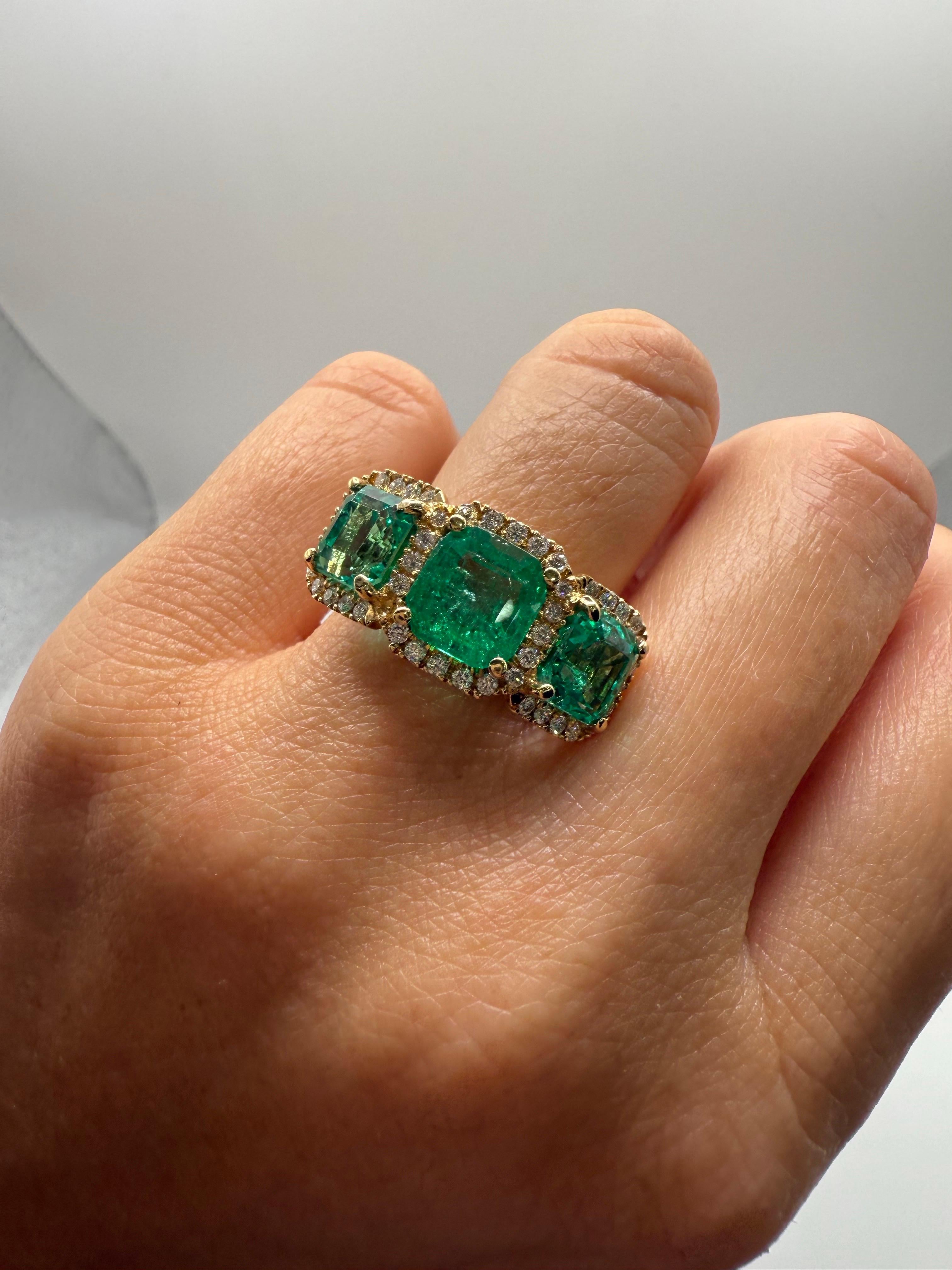 Anello con diamante smeraldo da 6,30 smeraldi in oro 18KT in vendita 3