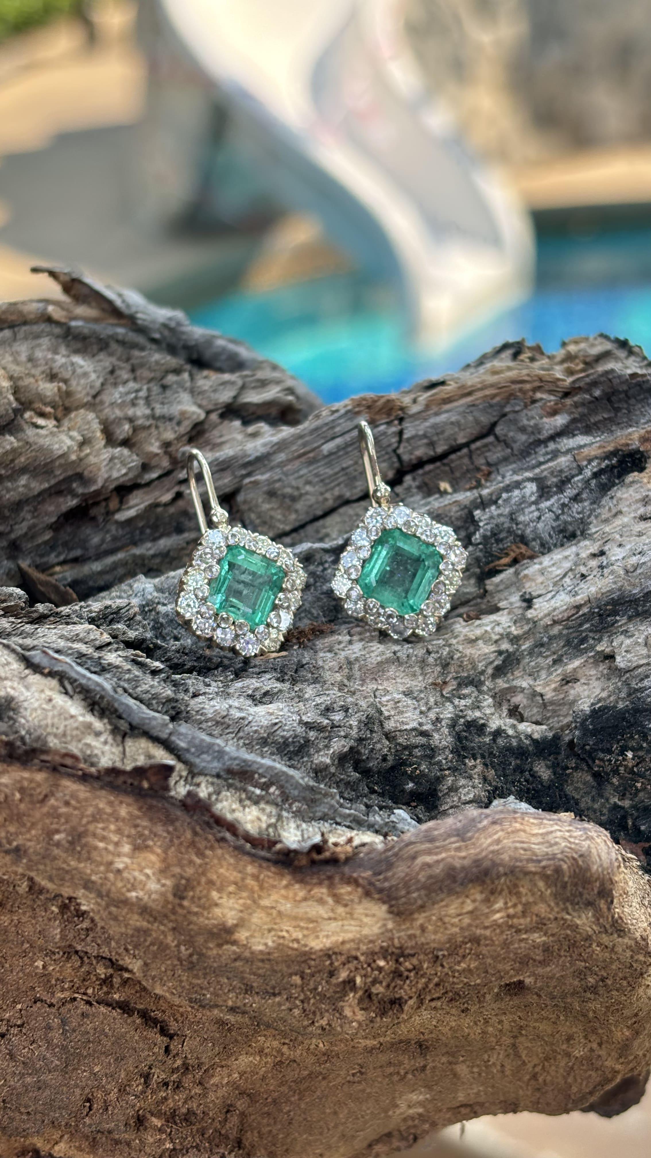 6.31 Carat Emerald Art Deco Style Earrings in 18K Gold For Sale 1