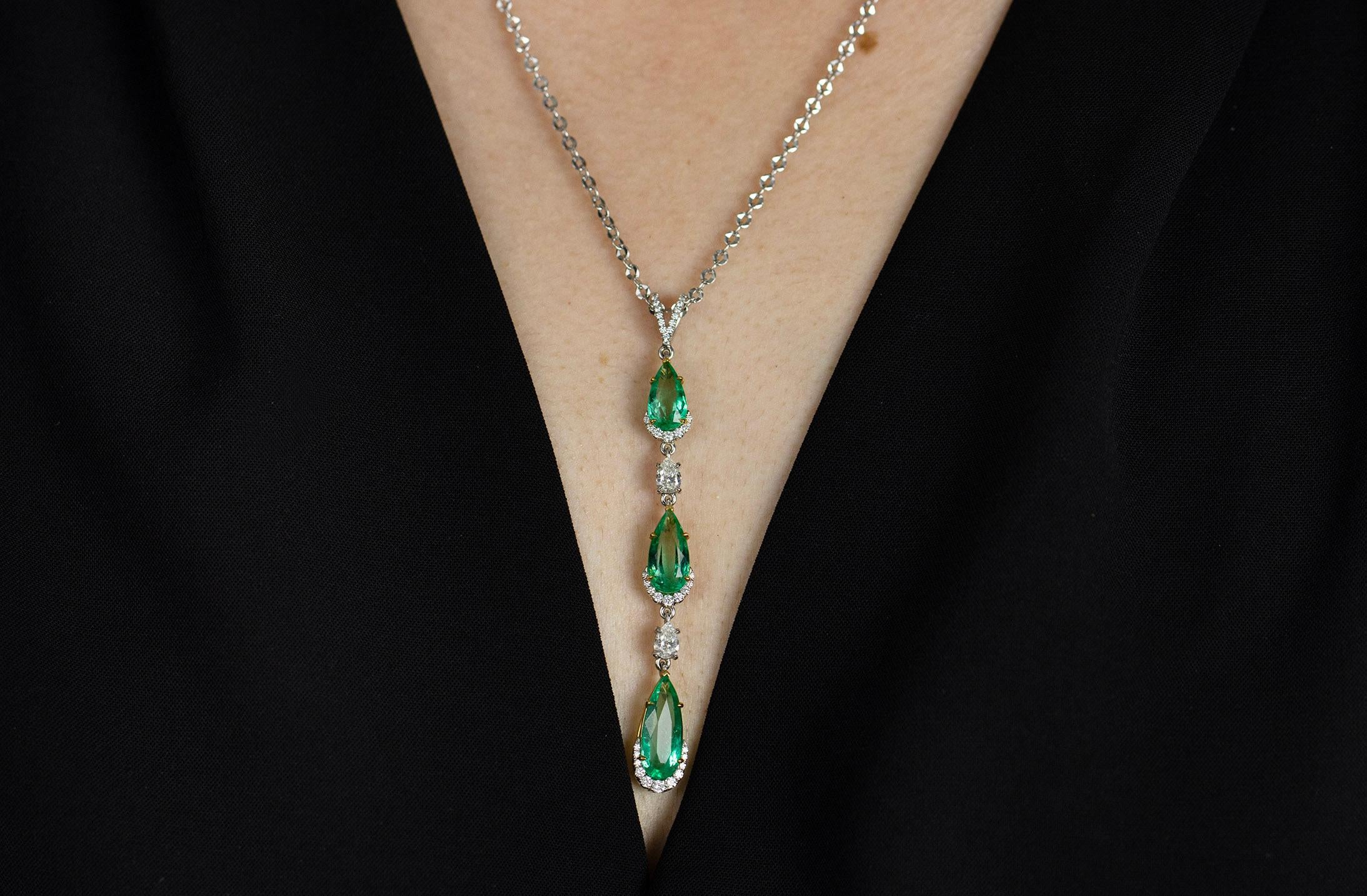 6,31 Karat birnenförmiger kolumbianischer Smaragd und Diamant-Tropfen-Anhänger Halskette (Zeitgenössisch) im Angebot