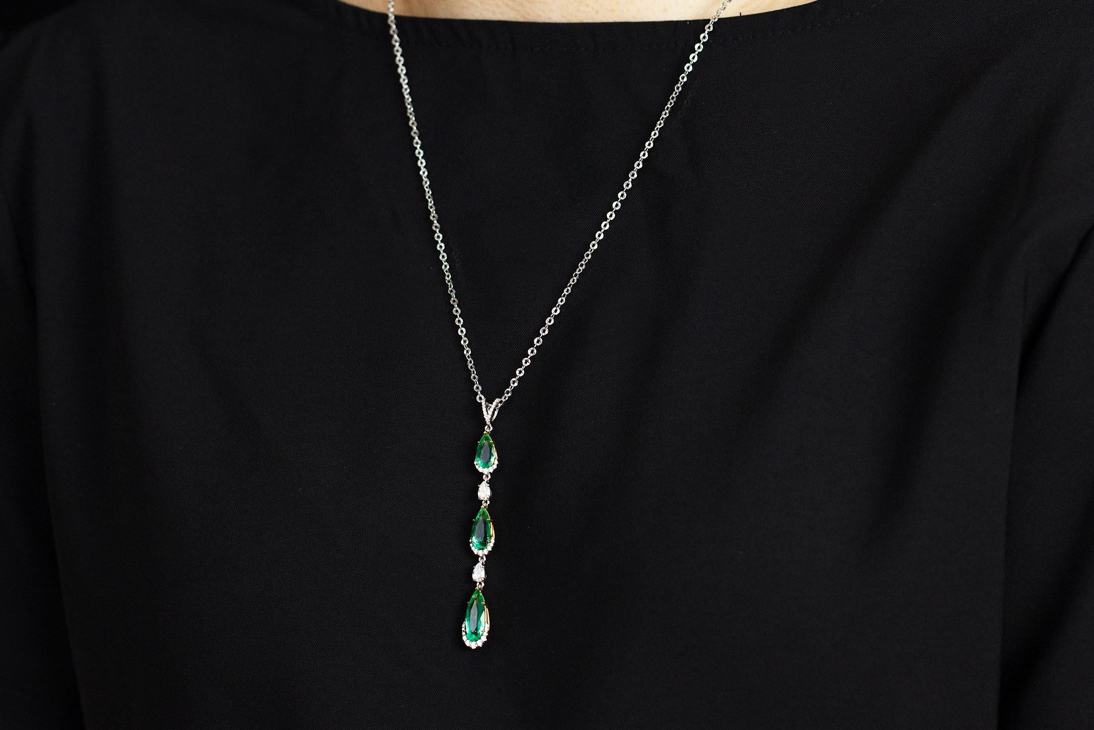 6,31 Karat birnenförmiger kolumbianischer Smaragd und Diamant-Tropfen-Anhänger Halskette (Tropfenschliff) im Angebot