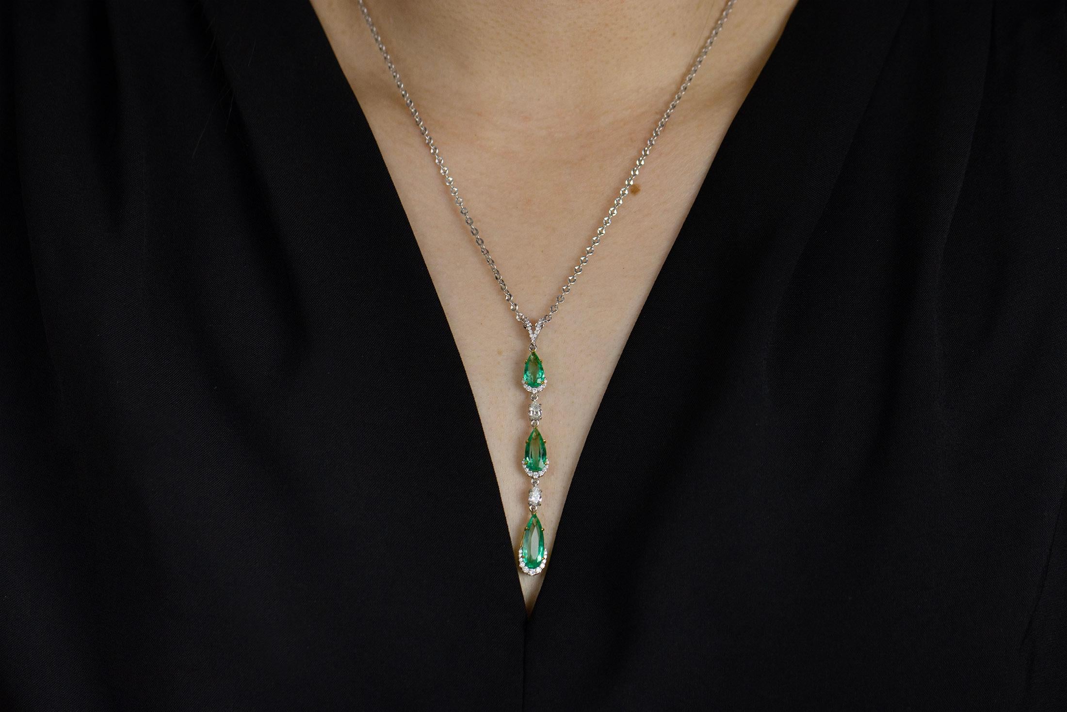 6,31 Karat birnenförmiger kolumbianischer Smaragd und Diamant-Tropfen-Anhänger Halskette im Zustand „Neu“ im Angebot in New York, NY
