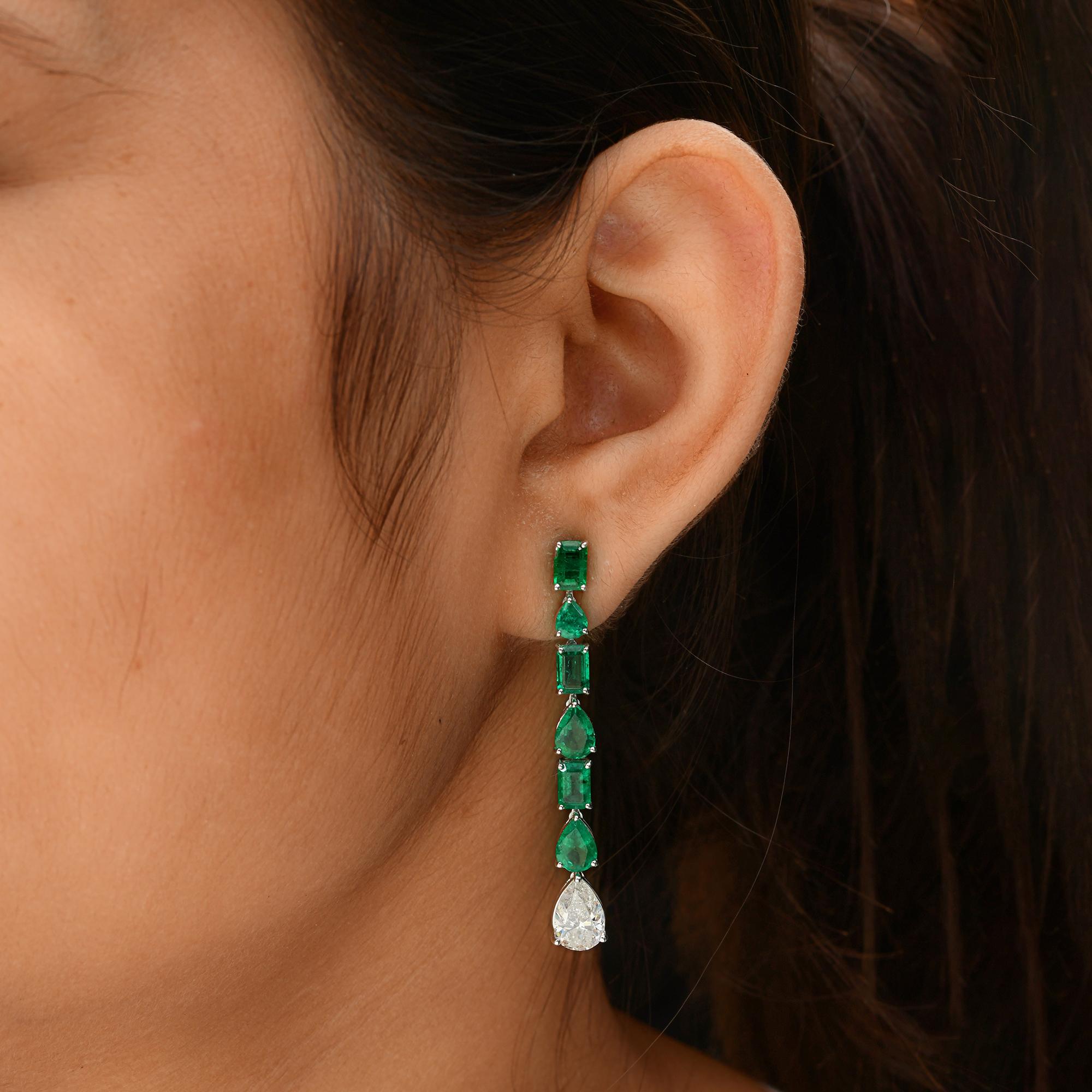 Orecchini a goccia lunghi con smeraldo dello Zambia da 6,31 carati e diamante da 3,04 carati, oro bianco 14 carati
Questi orecchini sono caratterizzati da smeraldi taglio ottagono e taglio pera incastonati alternativamente e da diamanti taglio pera