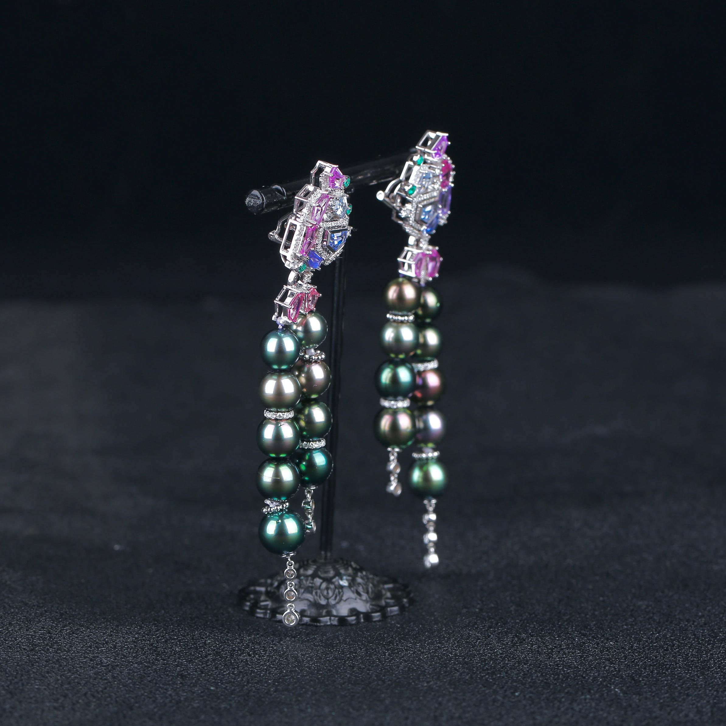Il s'agit d'une boucle d'oreille pendante en forme de lustre très unique. L'ensemble de la boucle d'oreille se compose d'un clou d'oreille en saphir de couleur unie et d'un chandelier en perles de Tahiti multicolores et en diamants. Vous pouvez