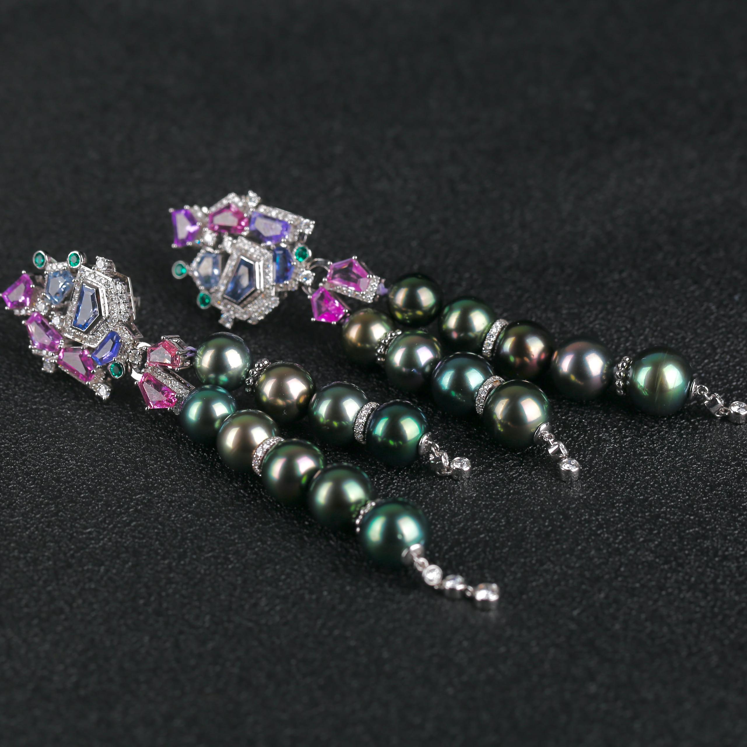 Contemporain Boucles d'oreilles détachables en or blanc 18 carats avec saphir émeraude, perle de Tahiti et diamant en vente