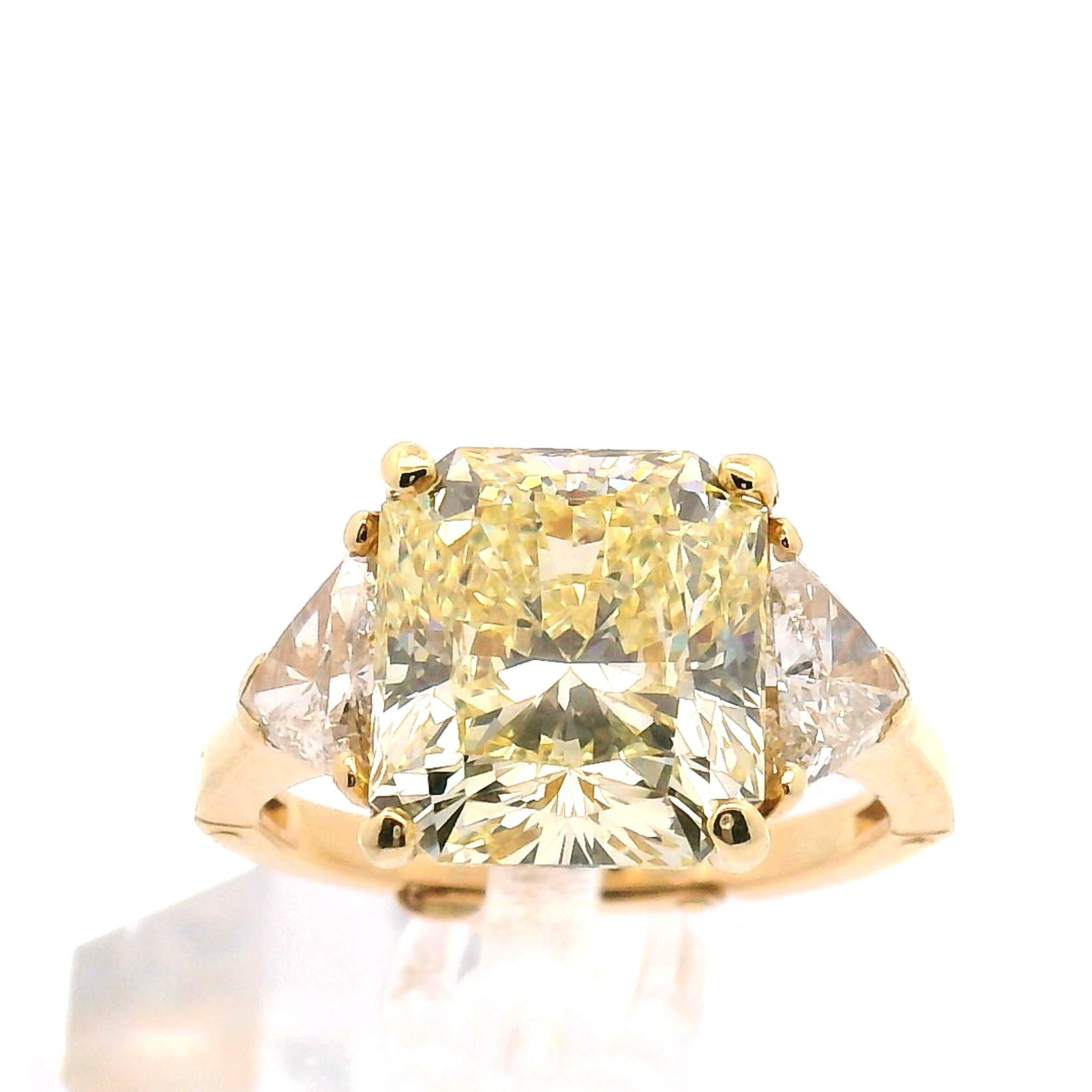 6,32ct. Bague de fiançailles à trois pierres avec diamant radiant de couleur jaune fantaisie en vente 6