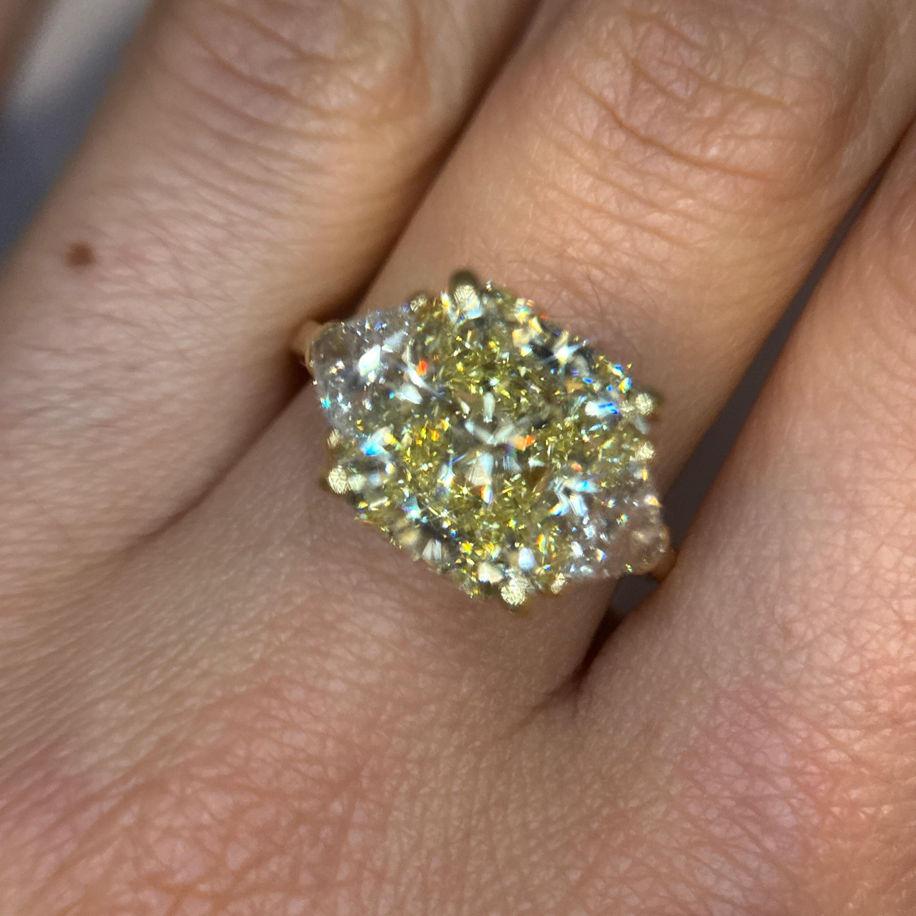 6,32ct. Diamante amarillo fantasía de talla radiante en un anillo de compromiso de tres piedras en venta 7