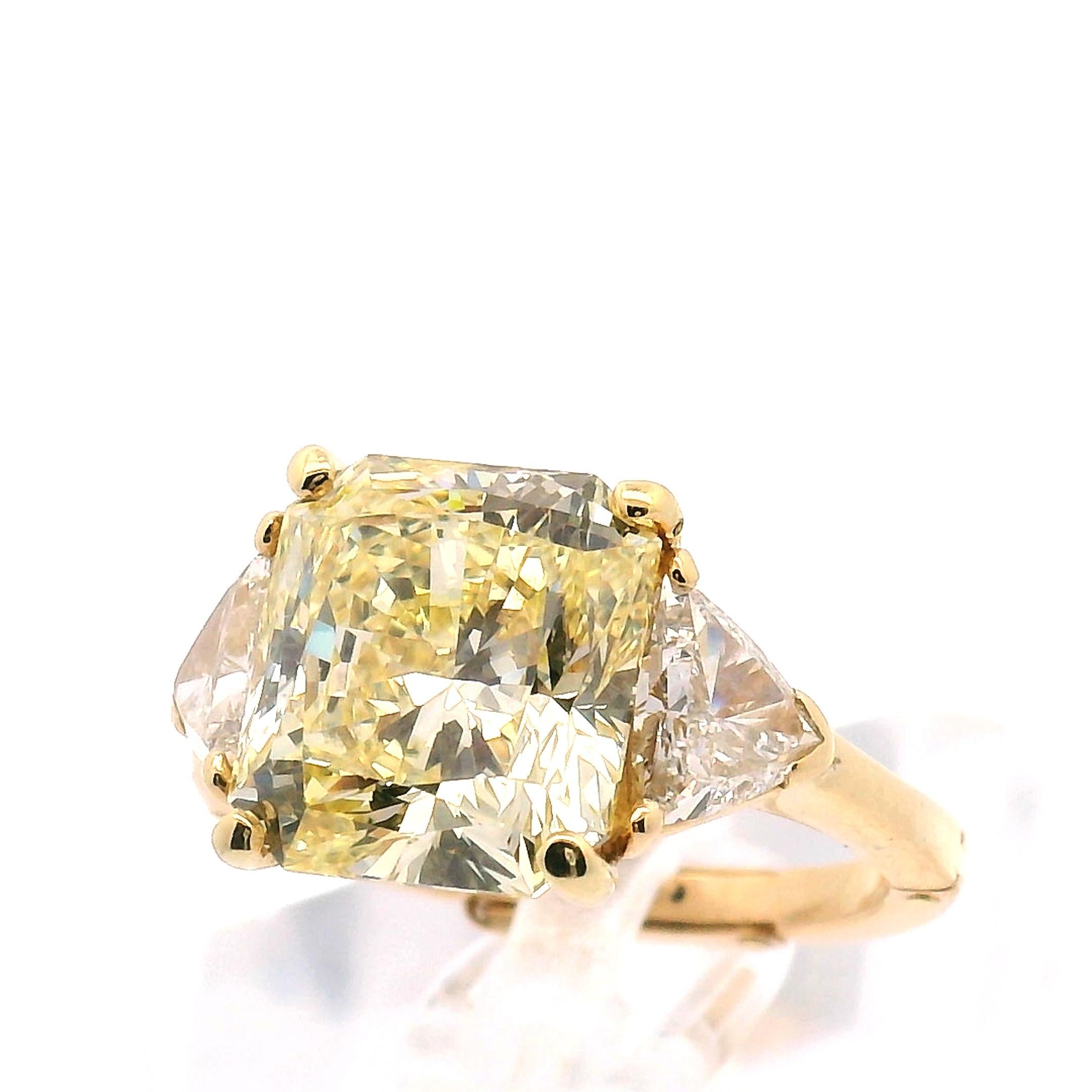 Fiançailles de dame avec trois pierres en or jaune 18k. Un diamant de taille radiant de 11,1 x 10 x 6,9 mm et de 6,32 carats de couleur jaune fantaisie VS1 (GIA #2235118094)  et 2 diamants taillés en trillion 6 x 6,7 x 2,2mm (2,55mm autres) diamant