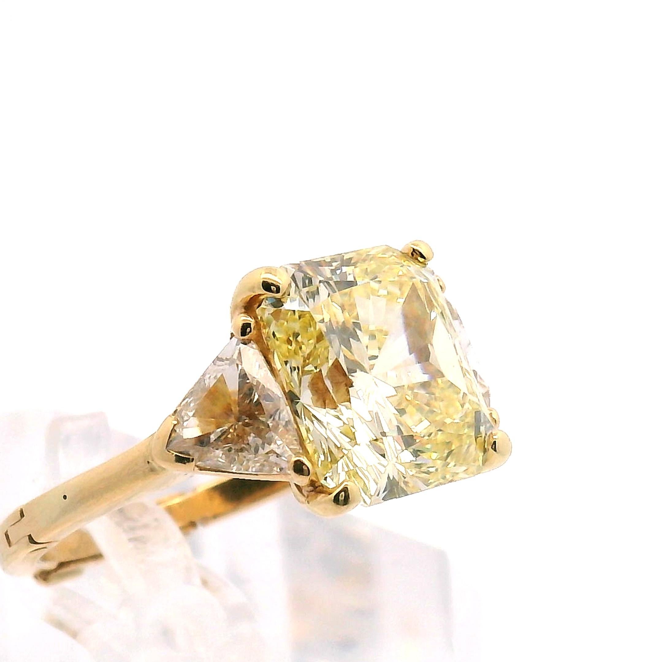 6,32ct. Bague de fiançailles à trois pierres avec diamant radiant de couleur jaune fantaisie Bon état - En vente à Sausalito, CA