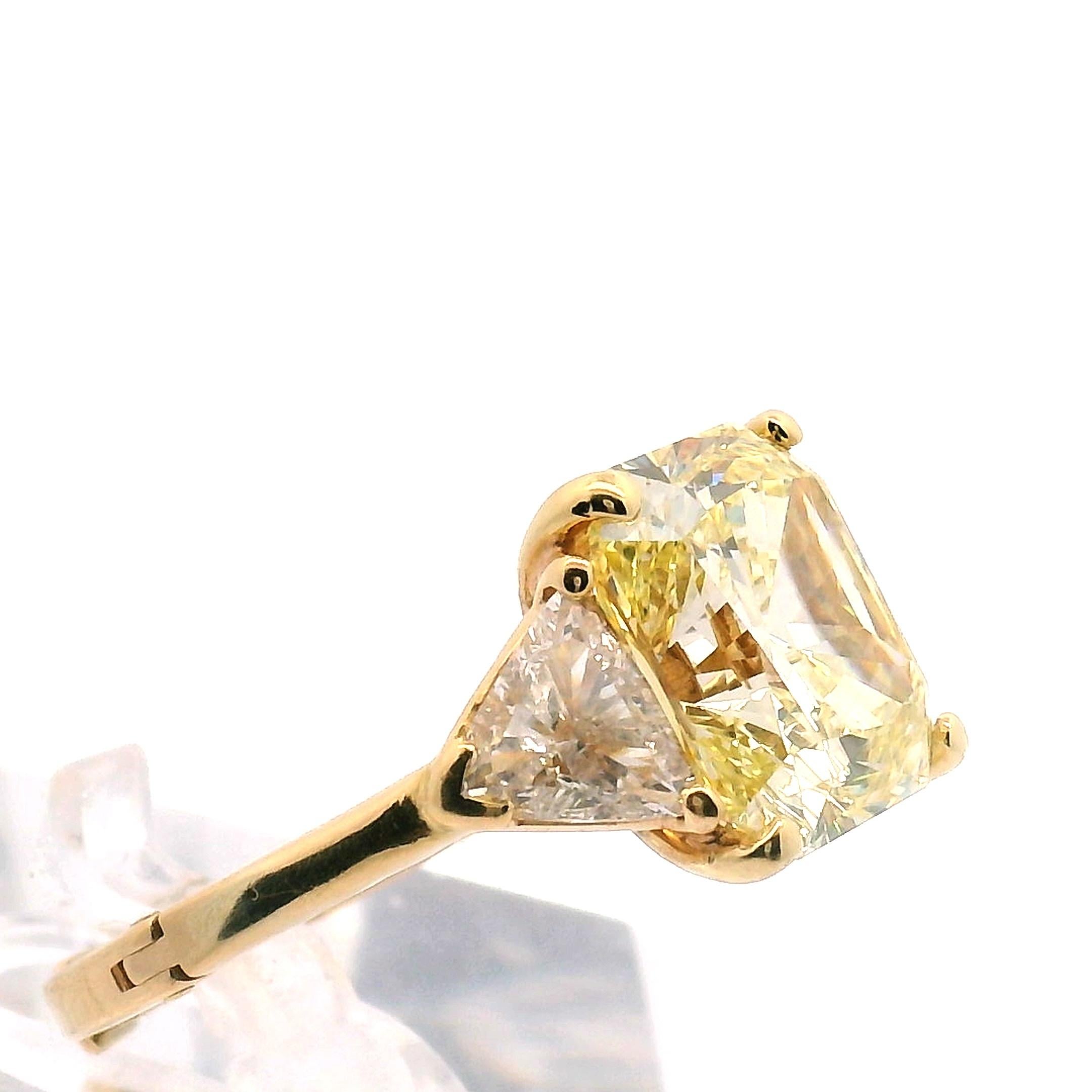 6,32ct. Bague de fiançailles à trois pierres avec diamant radiant de couleur jaune fantaisie Pour femmes en vente