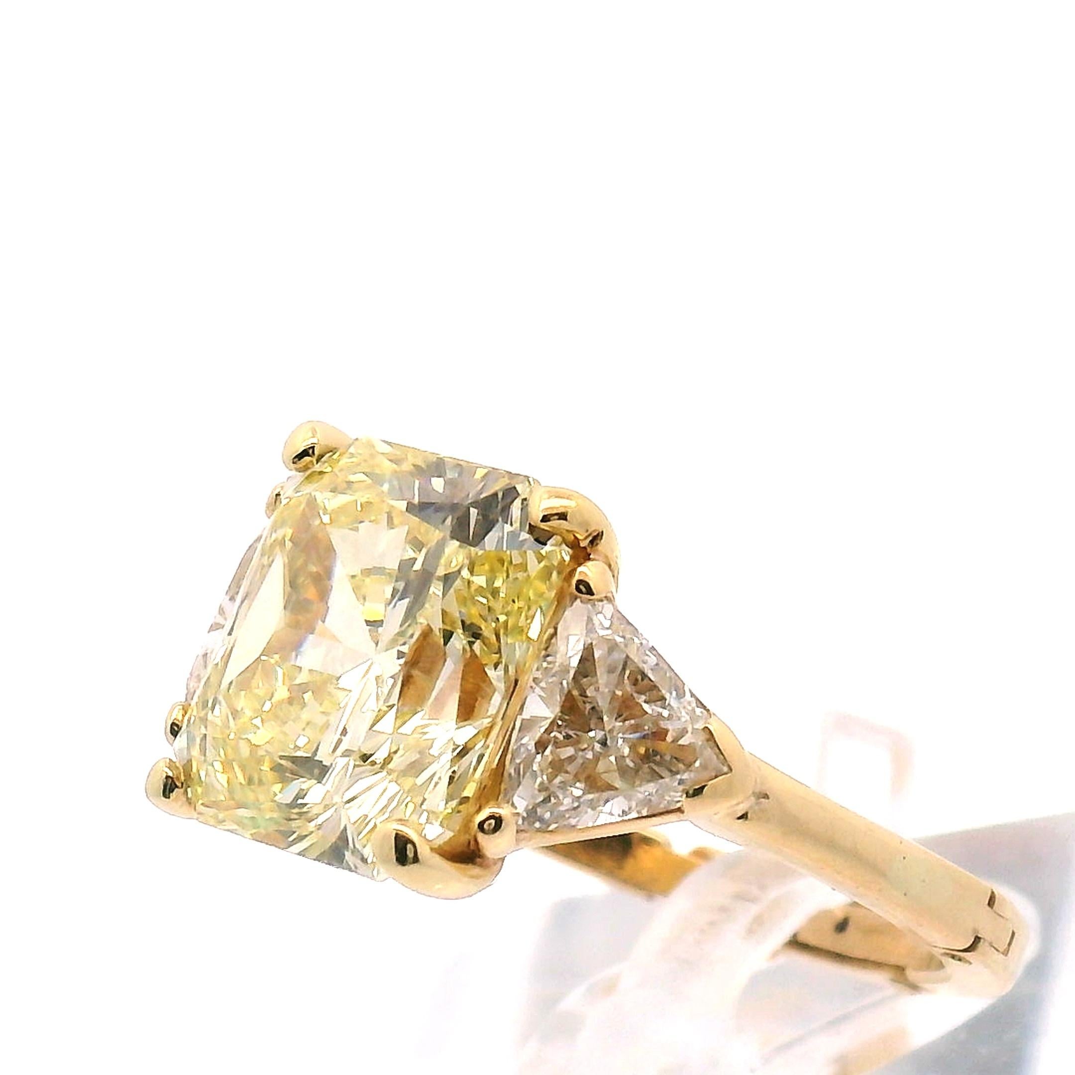 6,32ct. Bague de fiançailles à trois pierres avec diamant radiant de couleur jaune fantaisie en vente 1