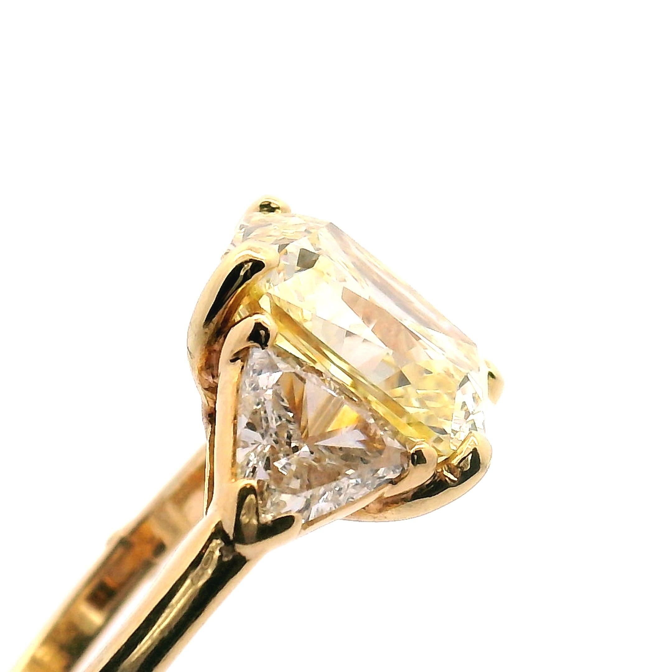6,32ct. Bague de fiançailles à trois pierres avec diamant radiant de couleur jaune fantaisie en vente 2