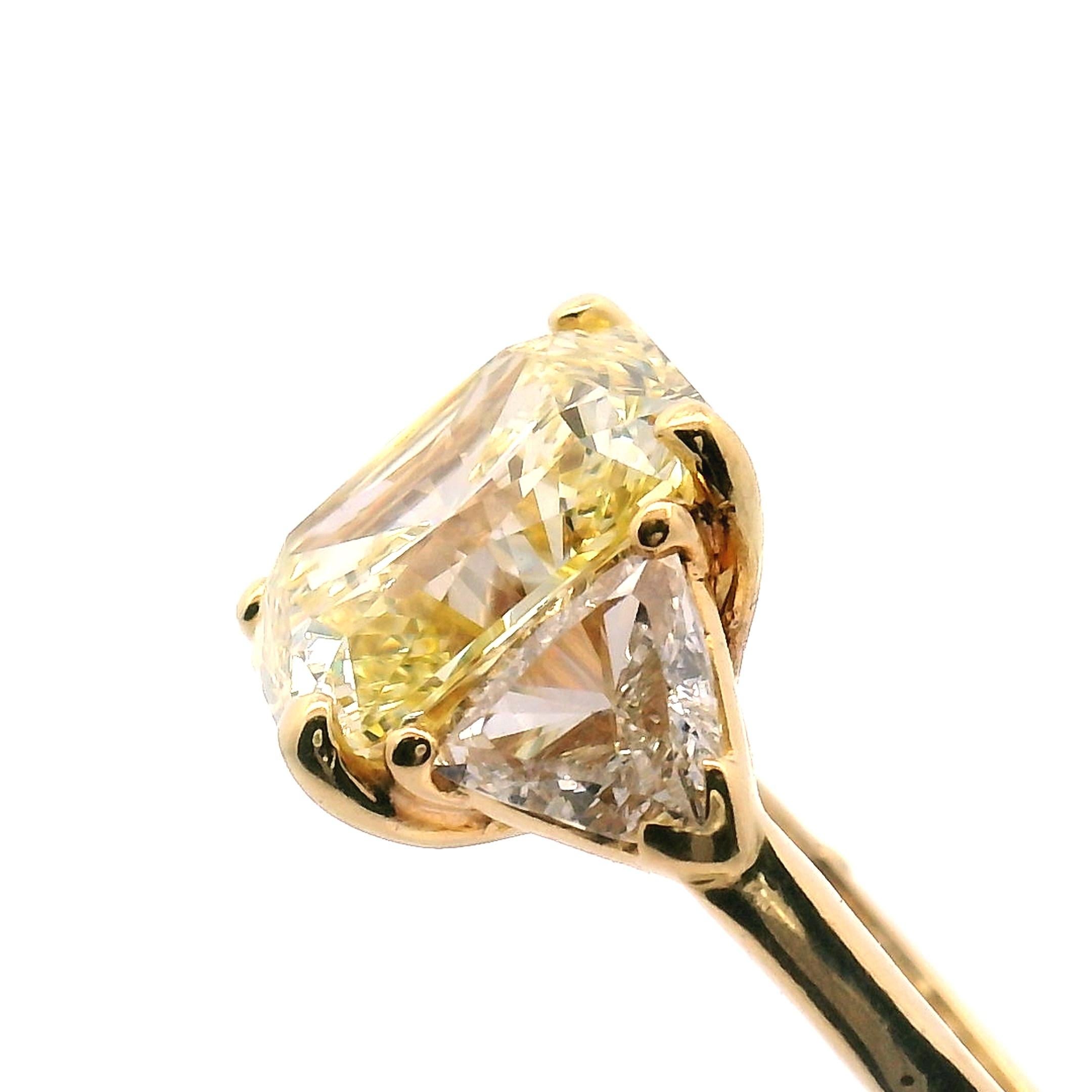 6,32ct. Bague de fiançailles à trois pierres avec diamant radiant de couleur jaune fantaisie en vente 3