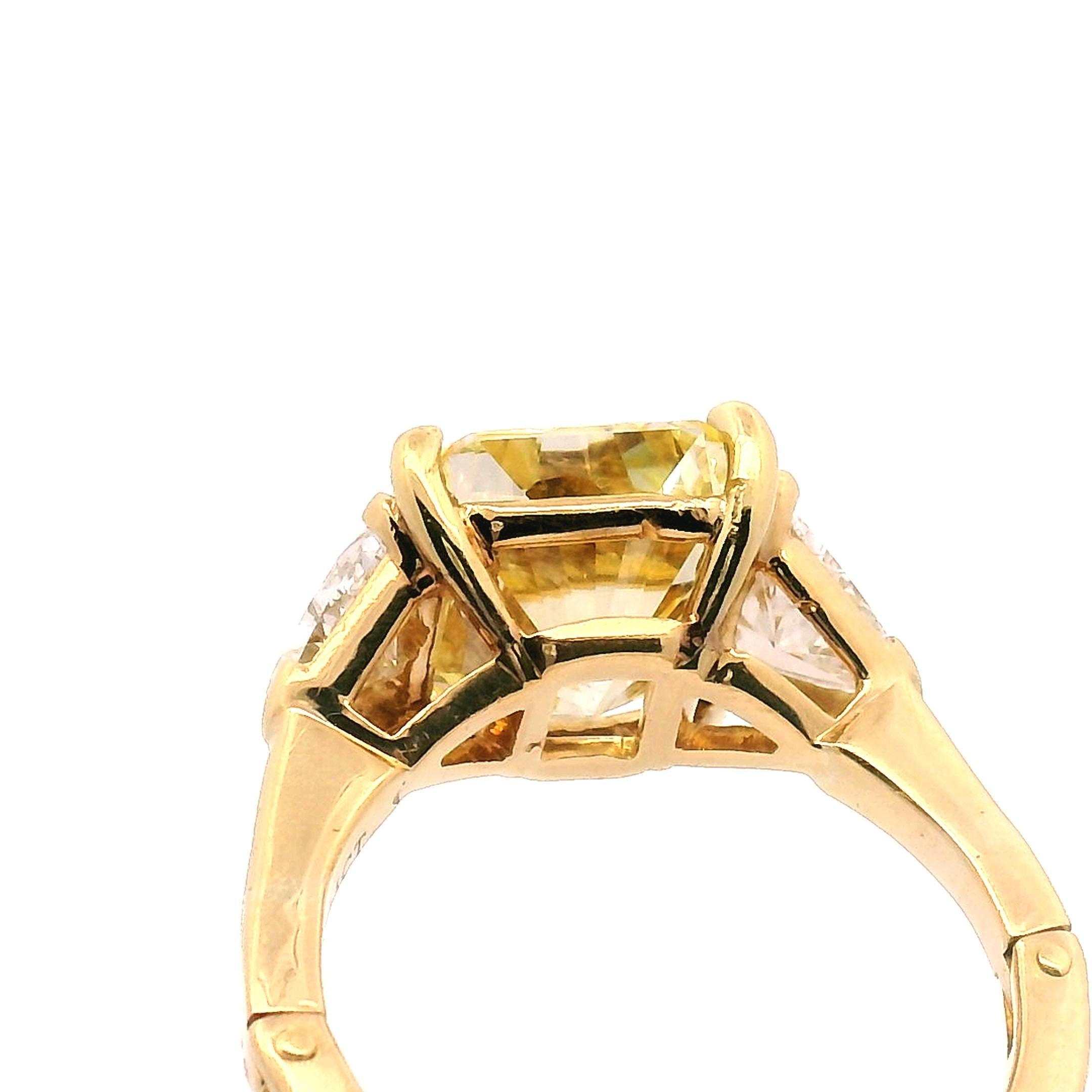 6,32ct. Bague de fiançailles à trois pierres avec diamant radiant de couleur jaune fantaisie en vente 4