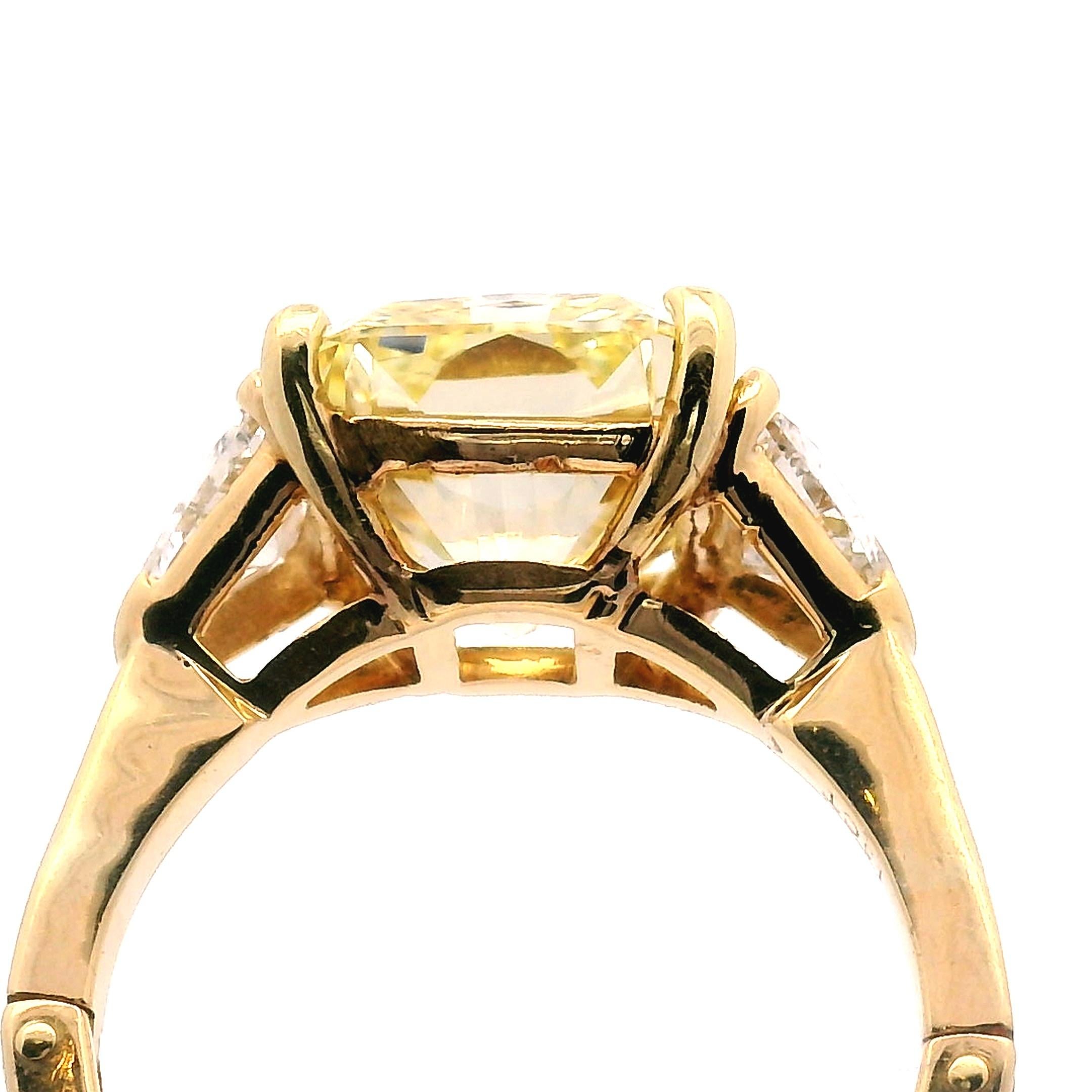 6,32ct. Bague de fiançailles à trois pierres avec diamant radiant de couleur jaune fantaisie en vente 5