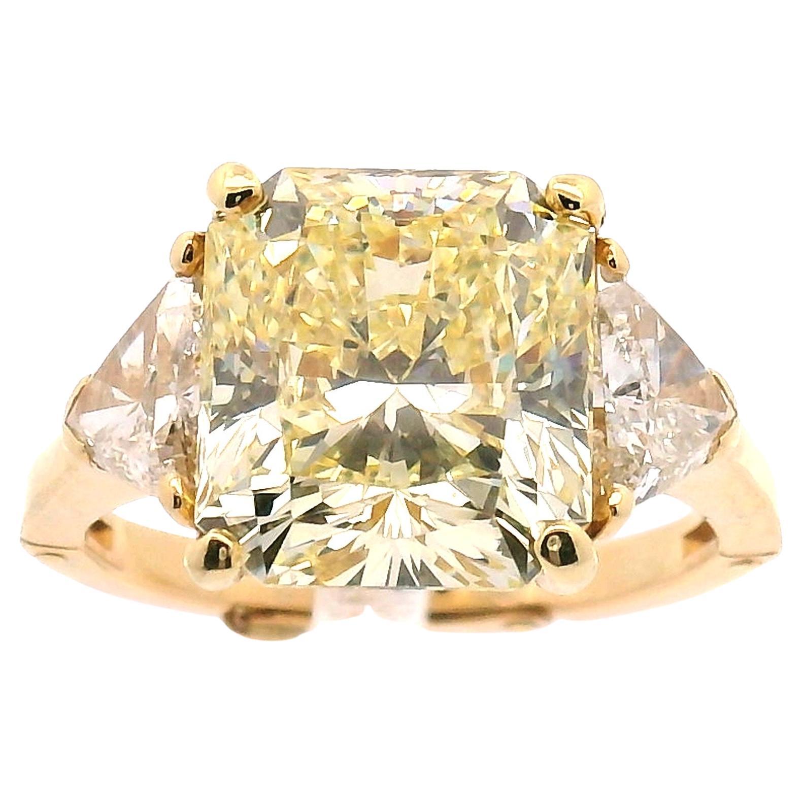 6,32ct. Bague de fiançailles à trois pierres avec diamant radiant de couleur jaune fantaisie