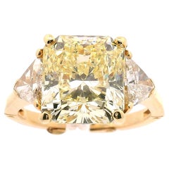 6,32ct. Bague de fiançailles à trois pierres avec diamant radiant de couleur jaune fantaisie