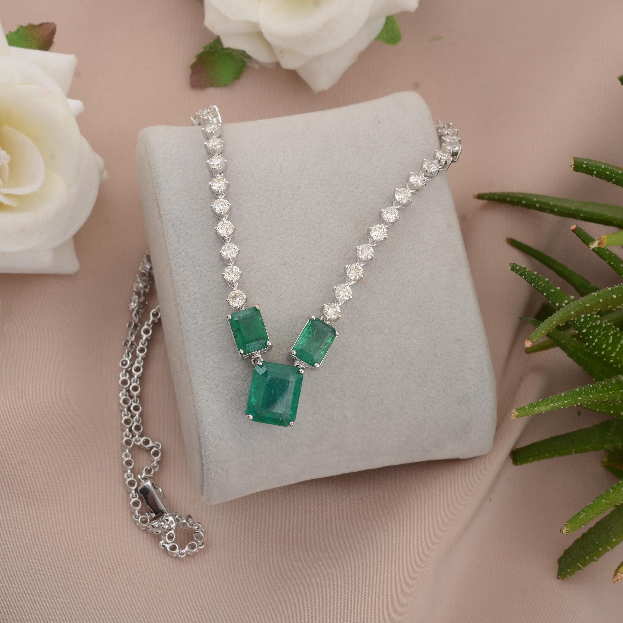 Diese exquisite Halskette mit Anhänger zeigt die faszinierende Schönheit eines sambischen Smaragds, der sorgfältig aus 18 Karat Weißgold gefertigt und mit schillernden Diamanten verziert ist. Dieses Schmuckstück ist der Inbegriff von Eleganz und