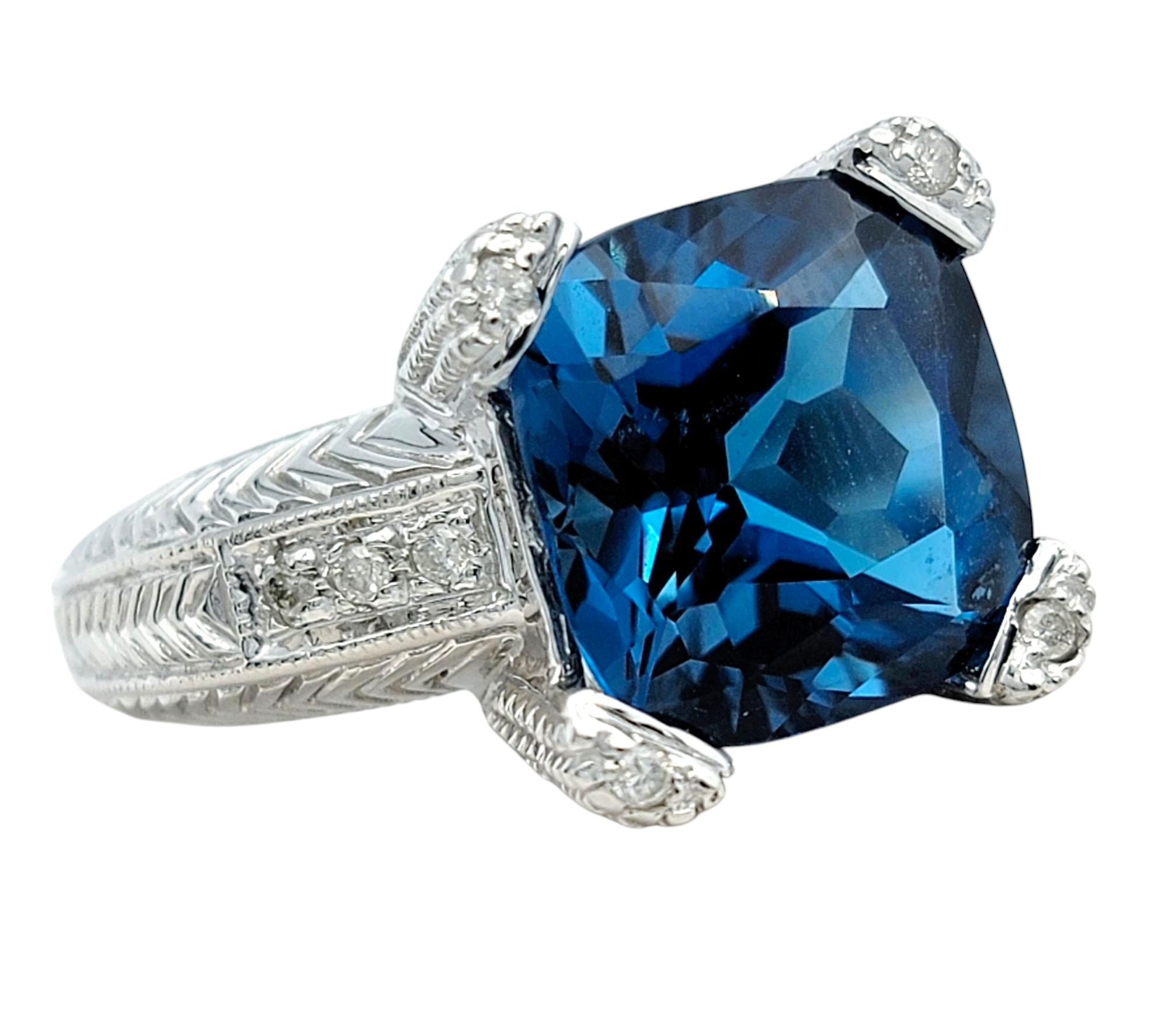 Tamaño del anillo: 7

Este llamativo anillo, imponente tanto por su color como por su escala, centra un vívido topacio azul talla cojín de 6,34 quilates en un limpio y contemporáneo engaste de oro blanco de 14 quilates. La atrevida gema irradia un
