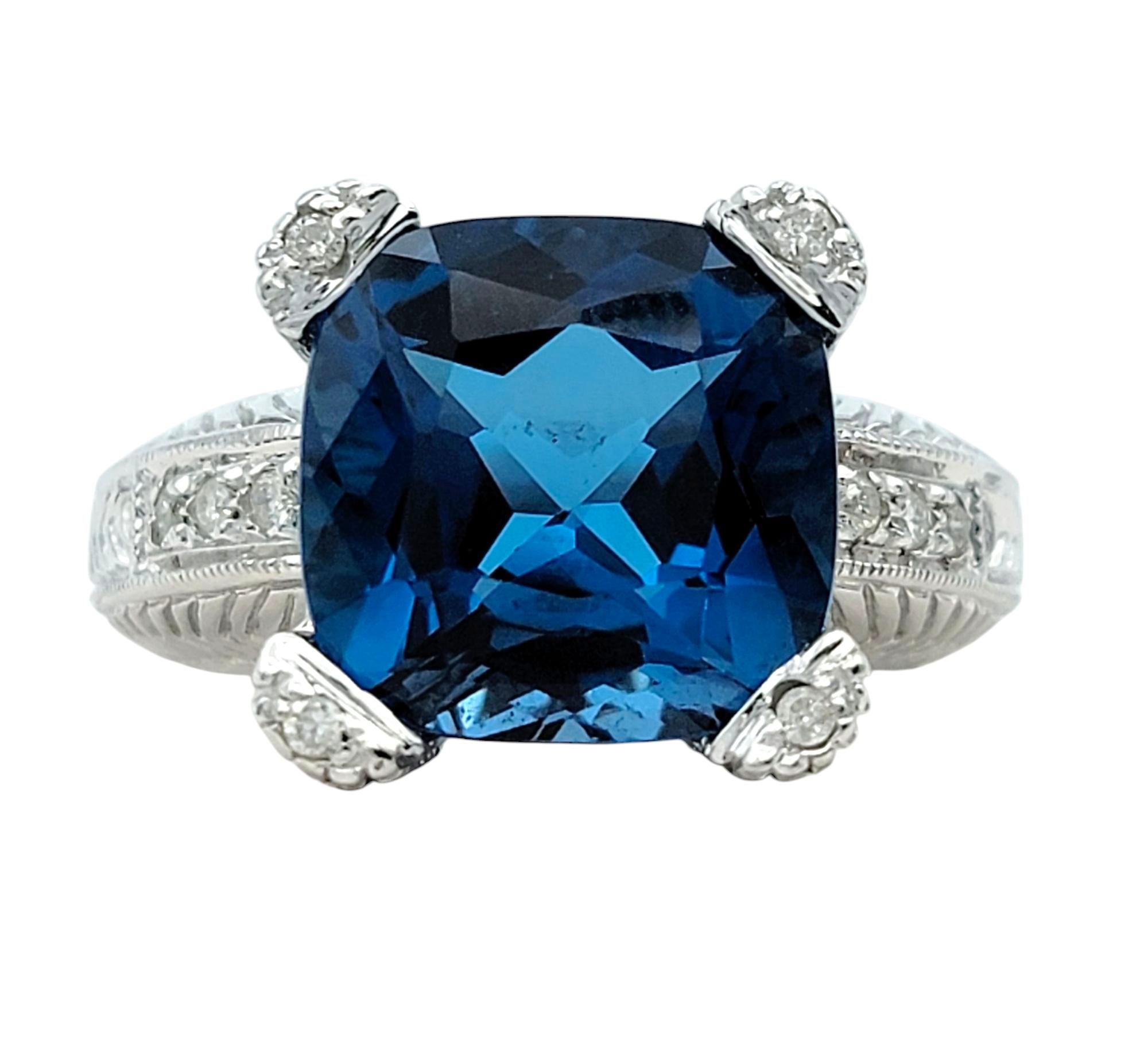 Anillo de cóctel con topacio azul talla cojín de 6,34 quilates y diamantes en oro de 14 quilates Contemporáneo en venta